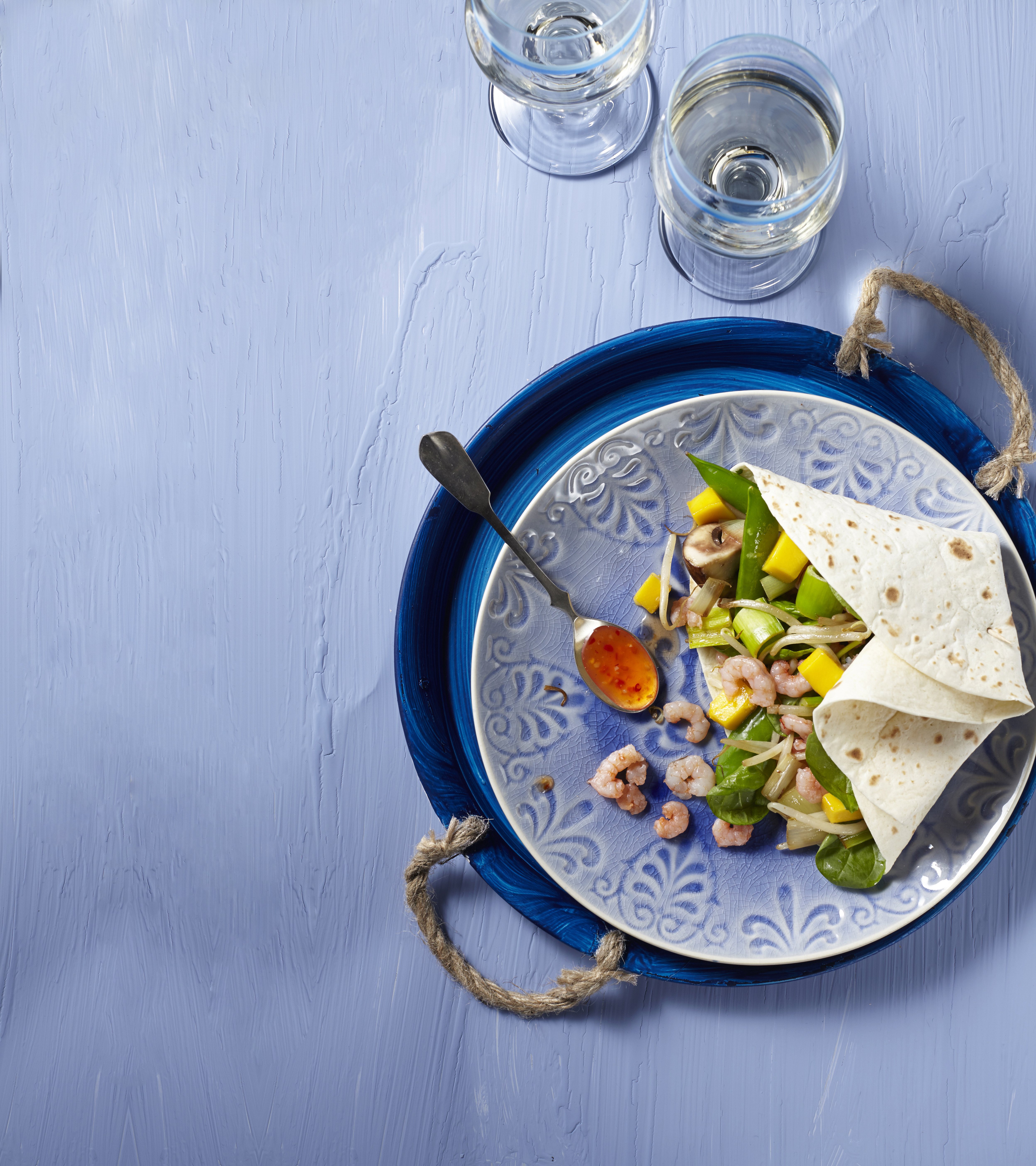 Gevulde wraps met garnalen en mango