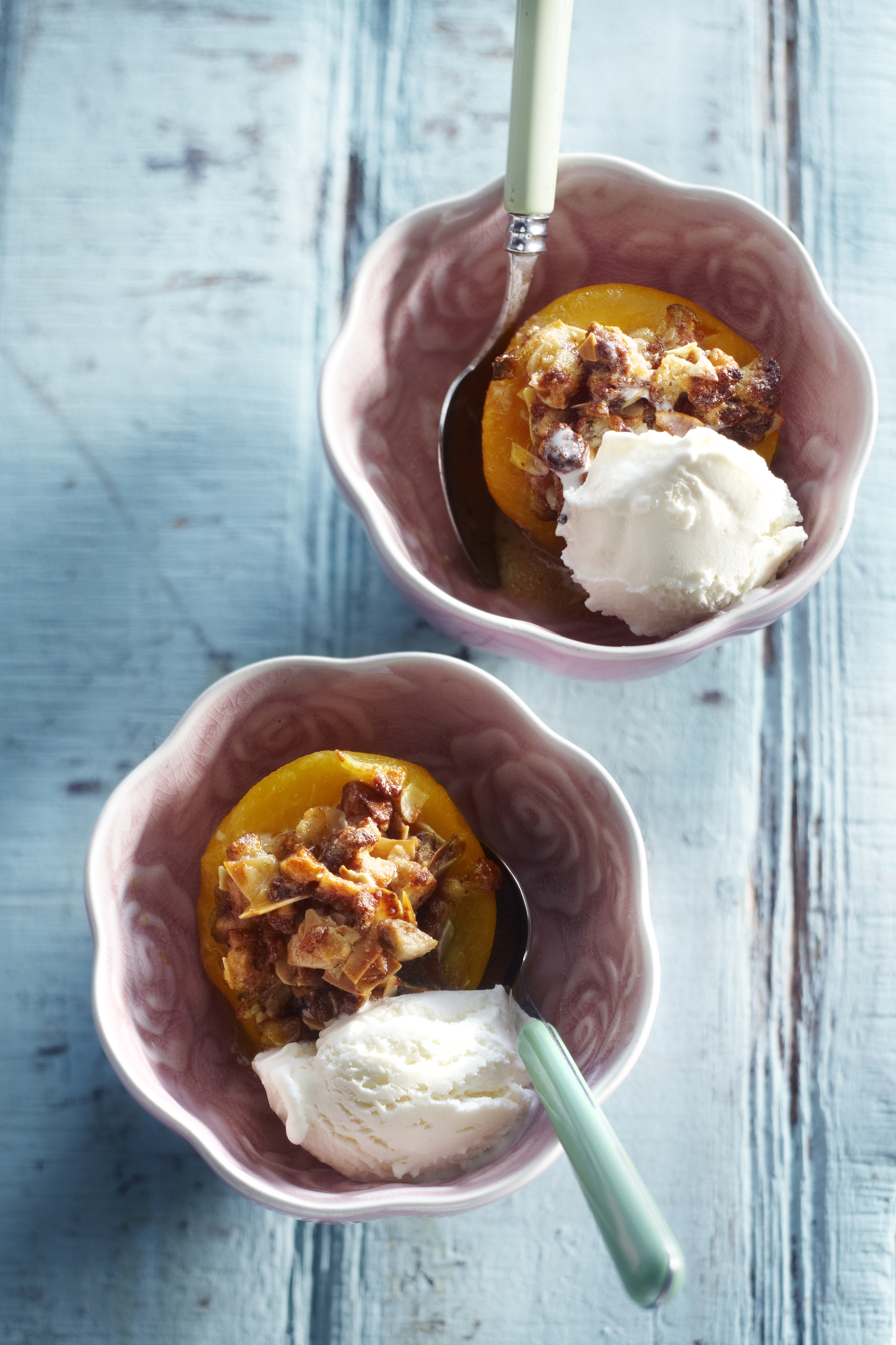 Gevulde perziken met bitterkoekjes