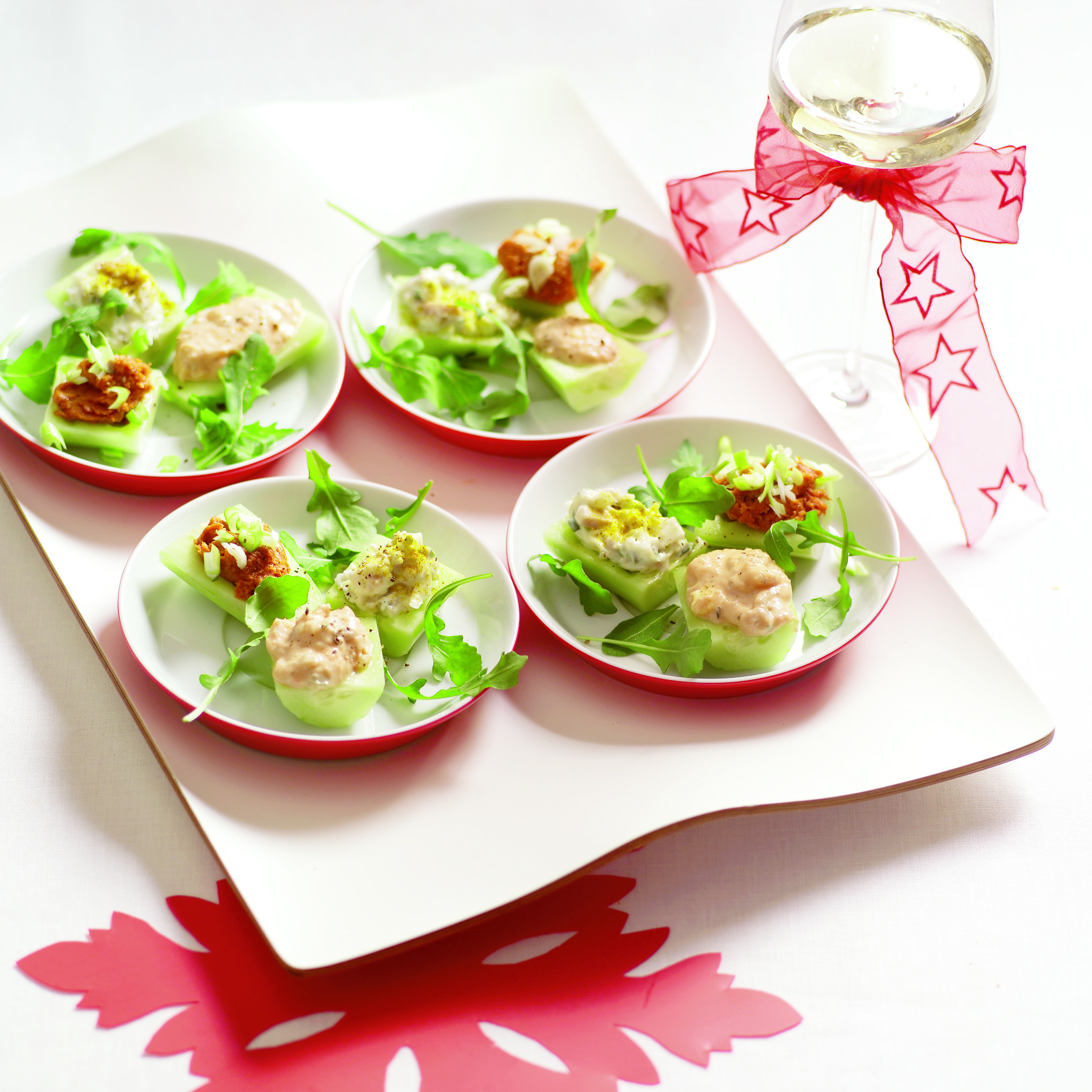 Gevulde komkommerbootjes