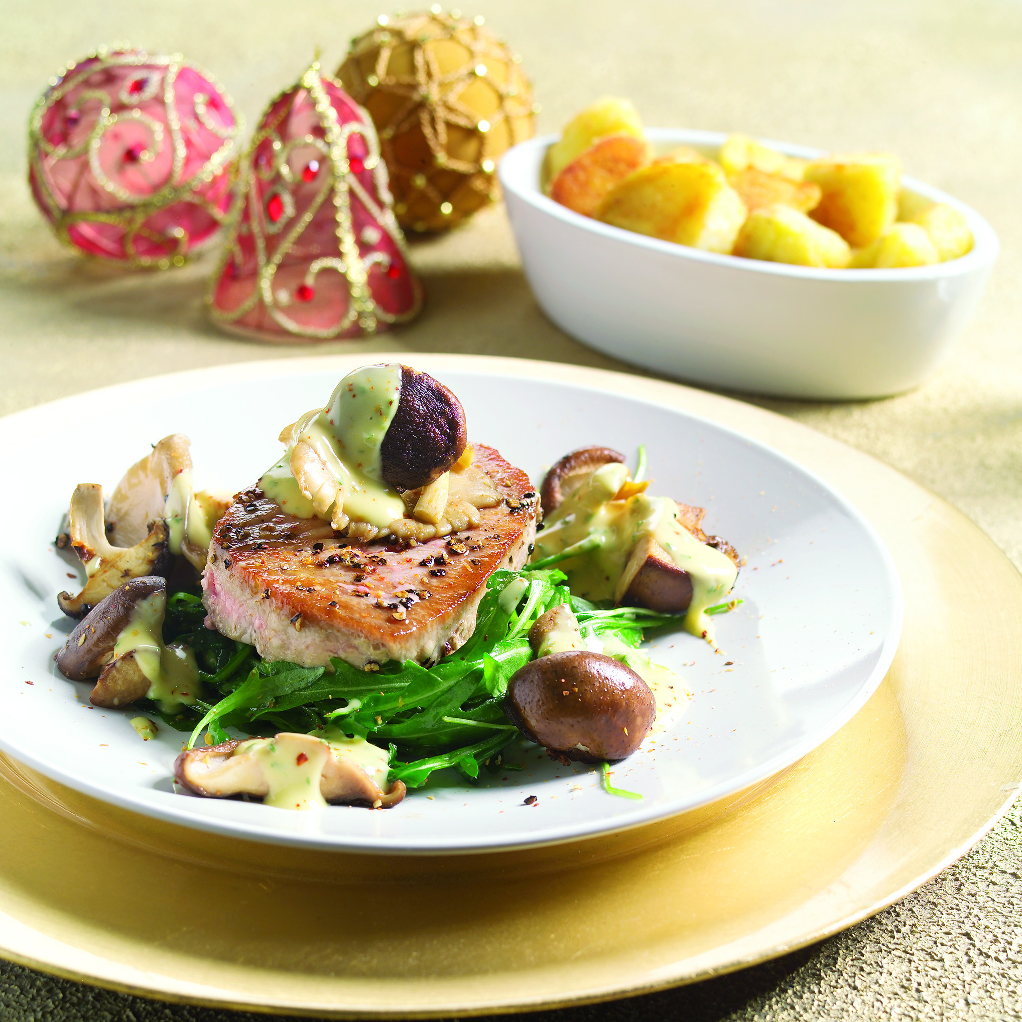 Geschroeide tonijn met rucola, paddenstoelen en truffel-aioli