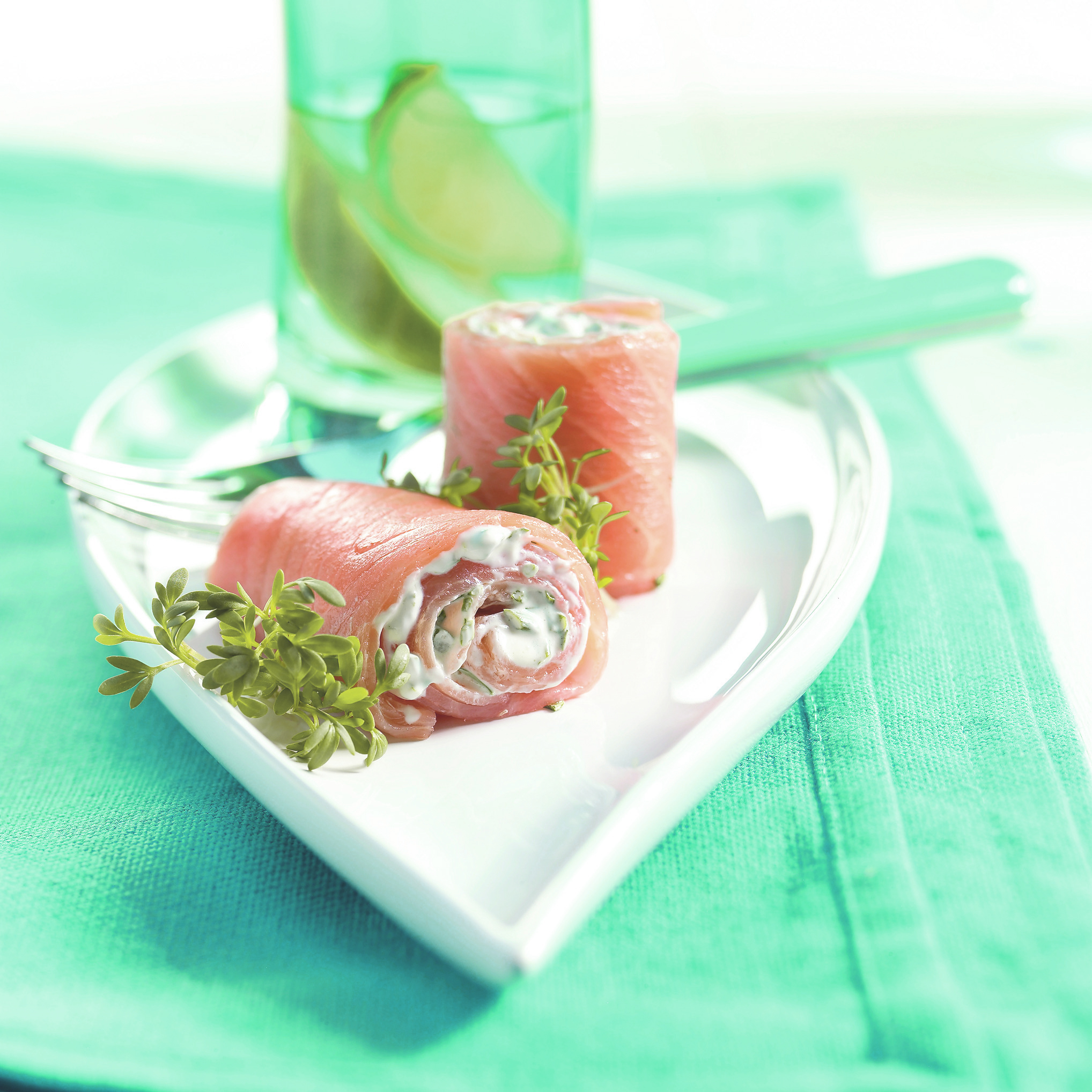 Gerookte zalmrolletjes met kruidige roomvulling