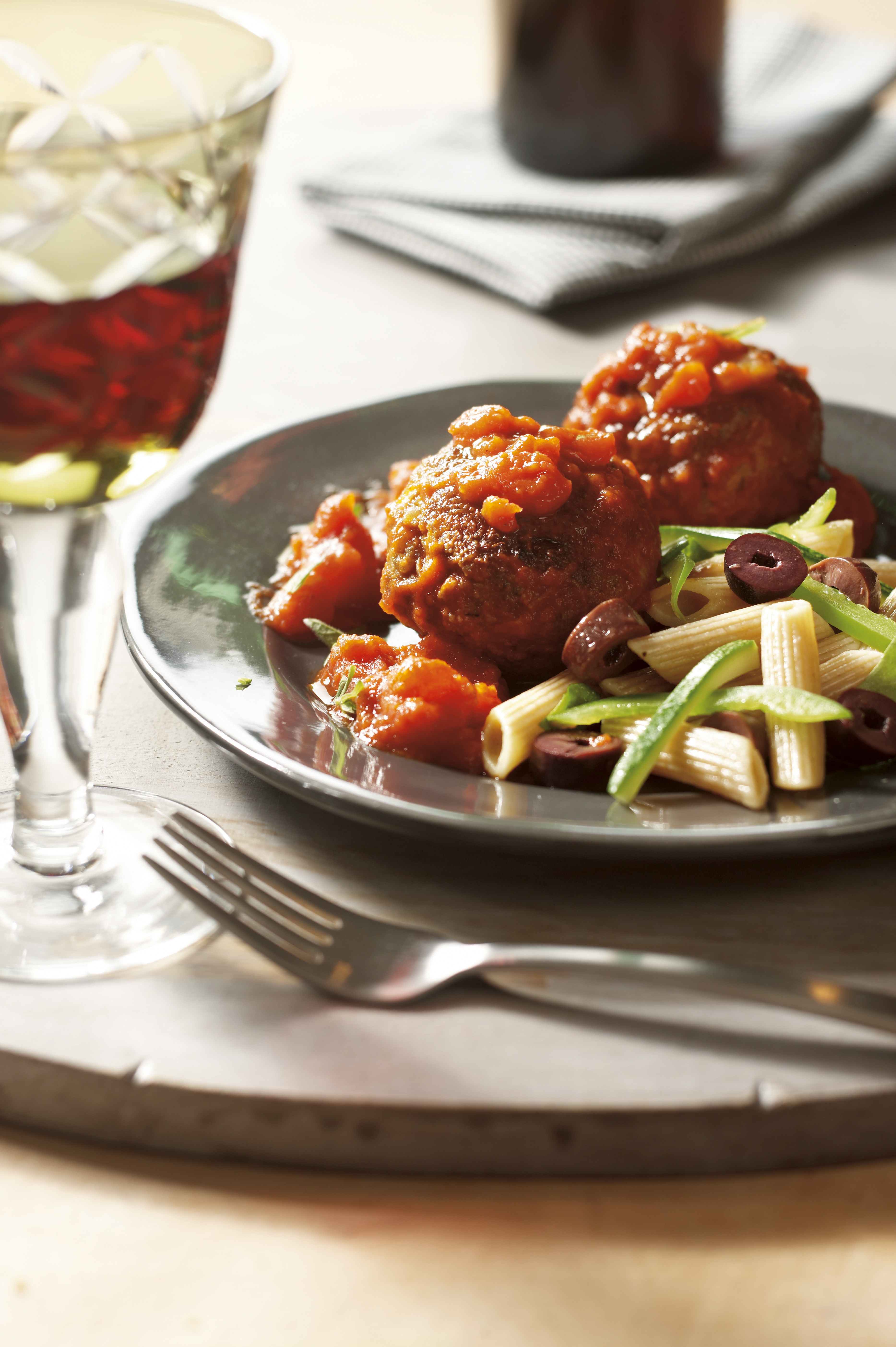 Gehaktballen in rode wijnsaus met tomaat