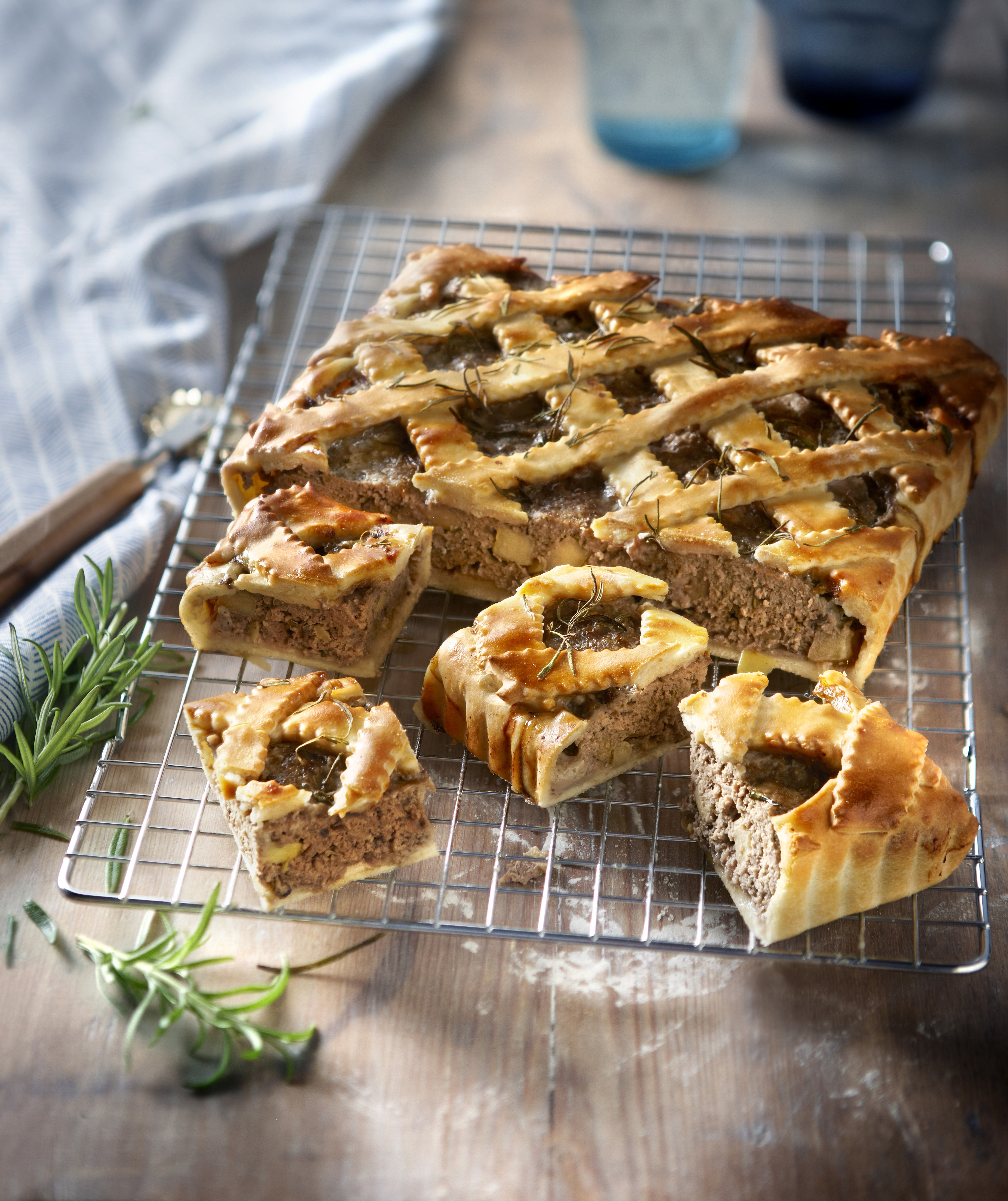 Gehakt pie met rozemarijn en appel