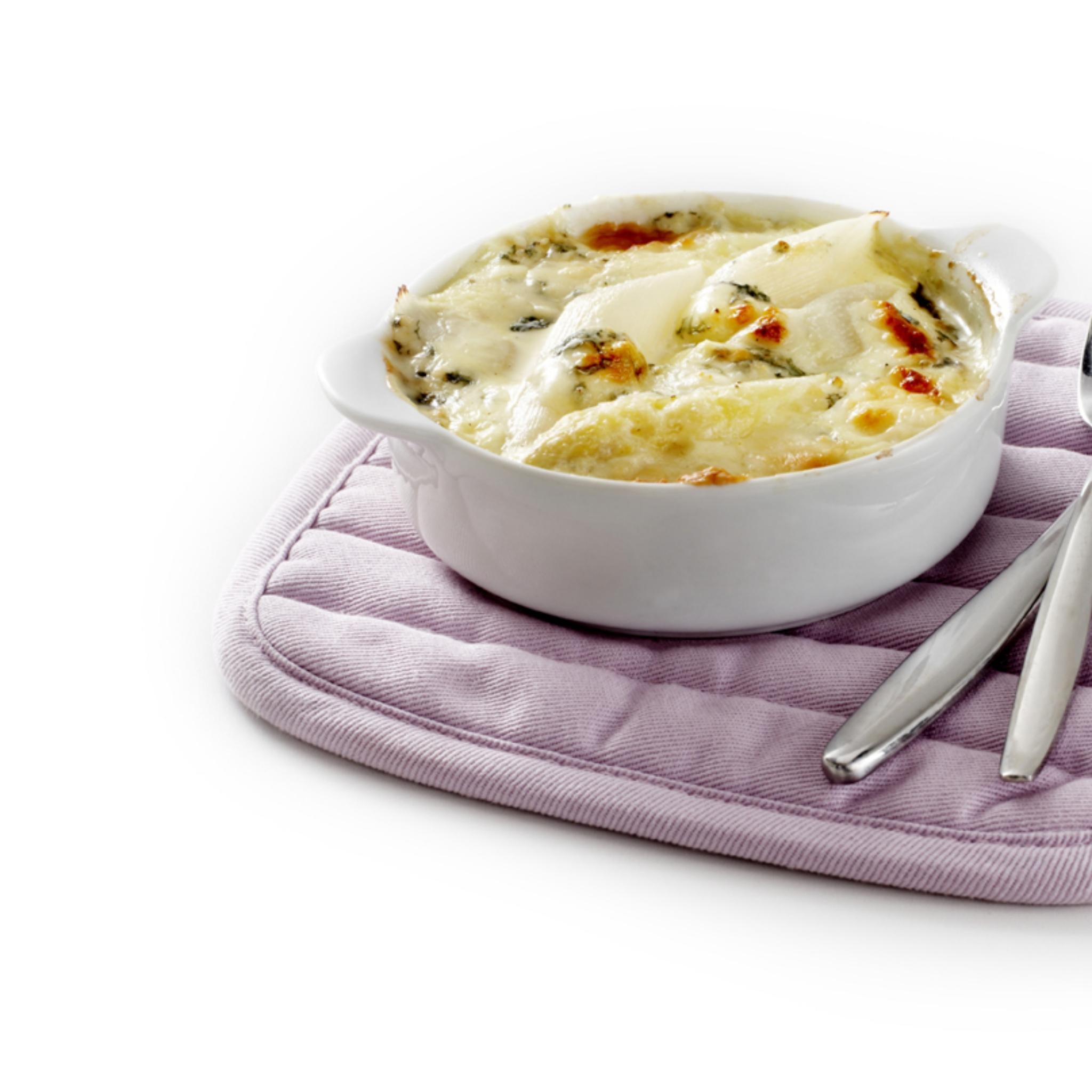 Gegratineerde witte asperges met room en blauwe kaas
