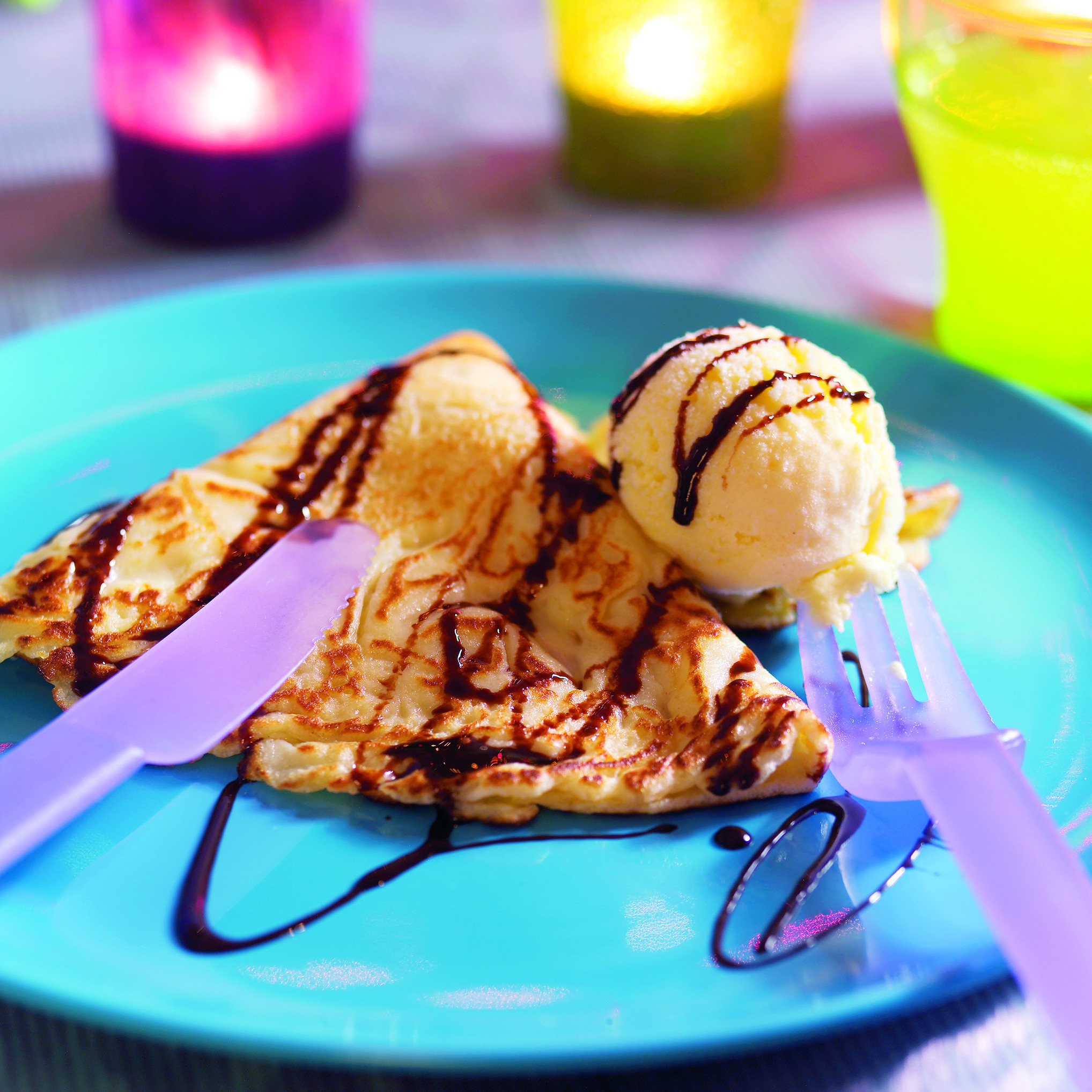 Flensjes met vanille-ijs en chocoladesaus