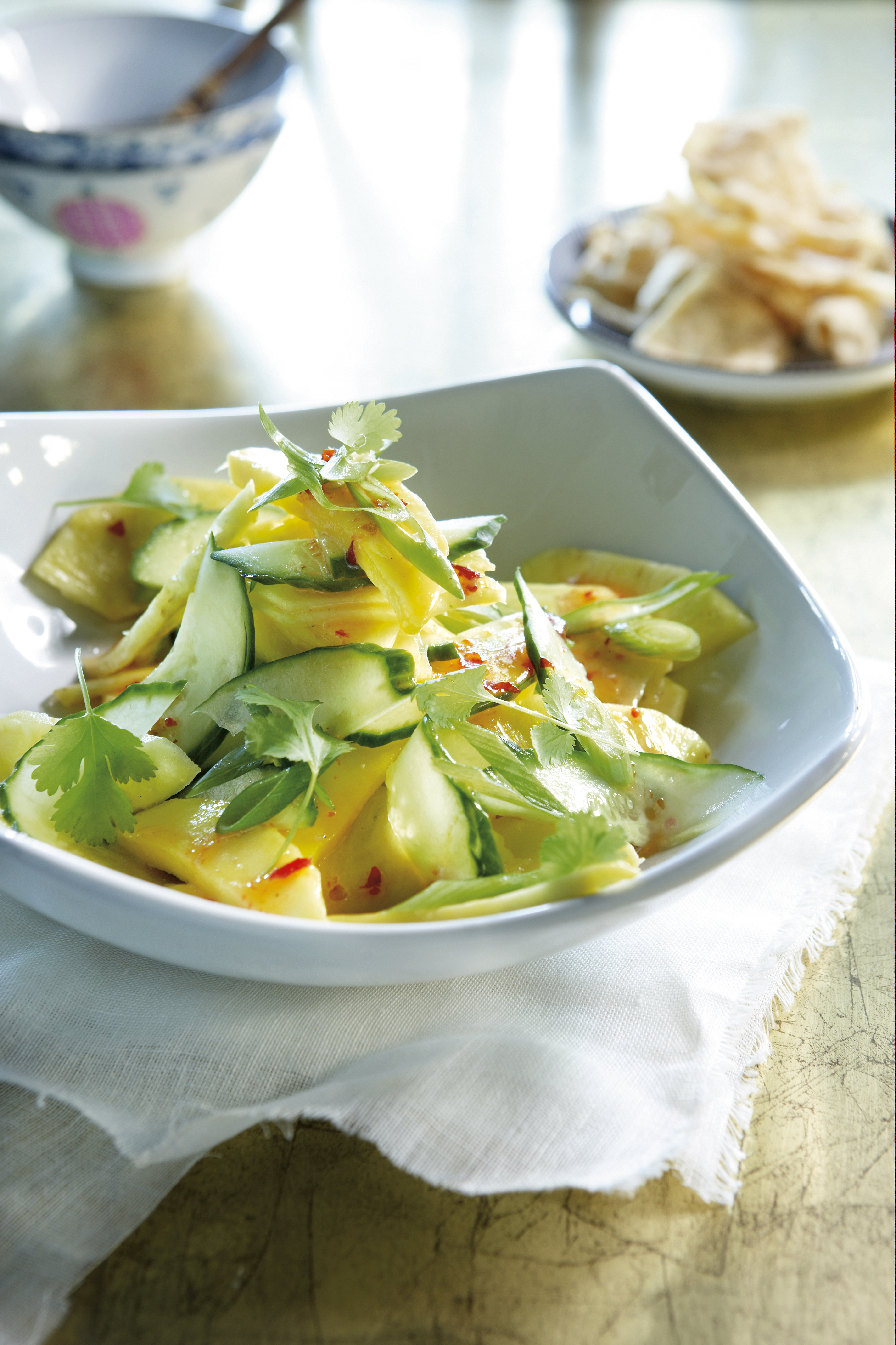 Exotische salade met komkommer, ananas en mango