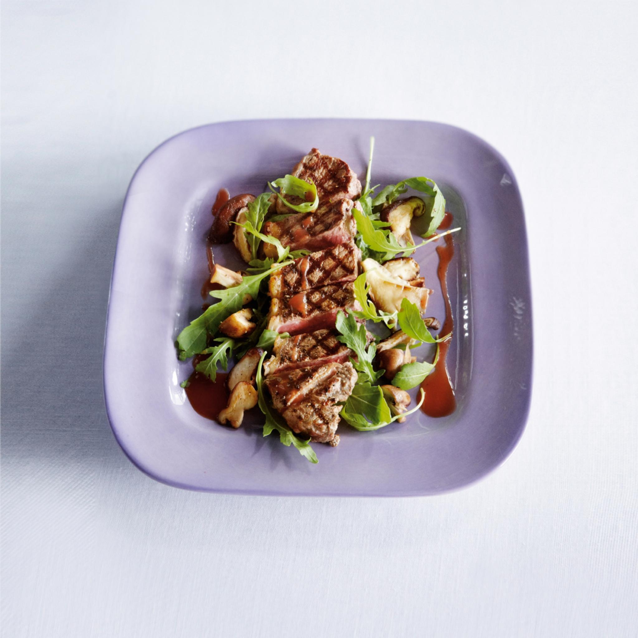 Entrecote met paddenstoelen, rucola en balsamicosaus