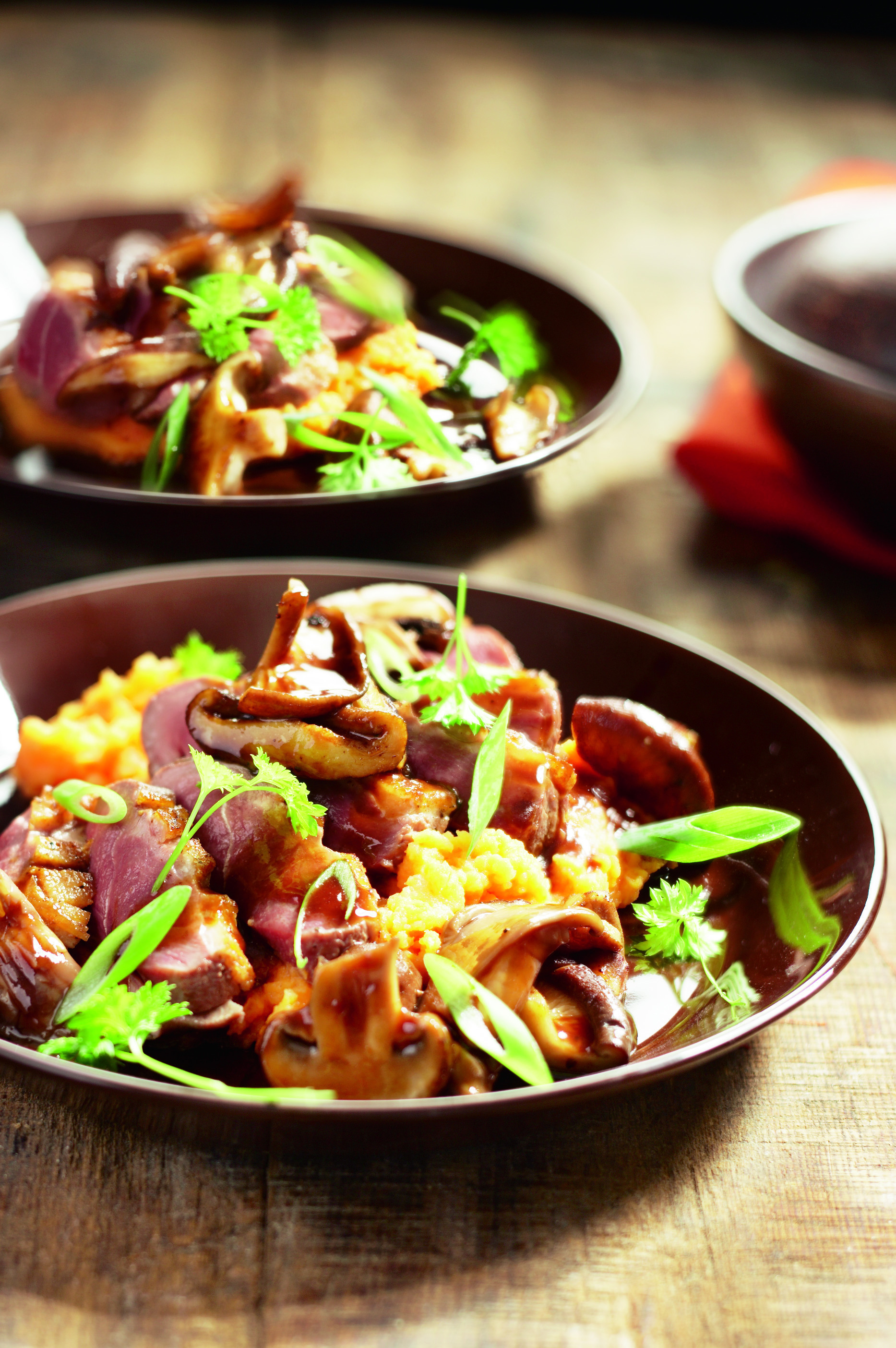 Eendenborst met paddenstoelen op wortelpuree