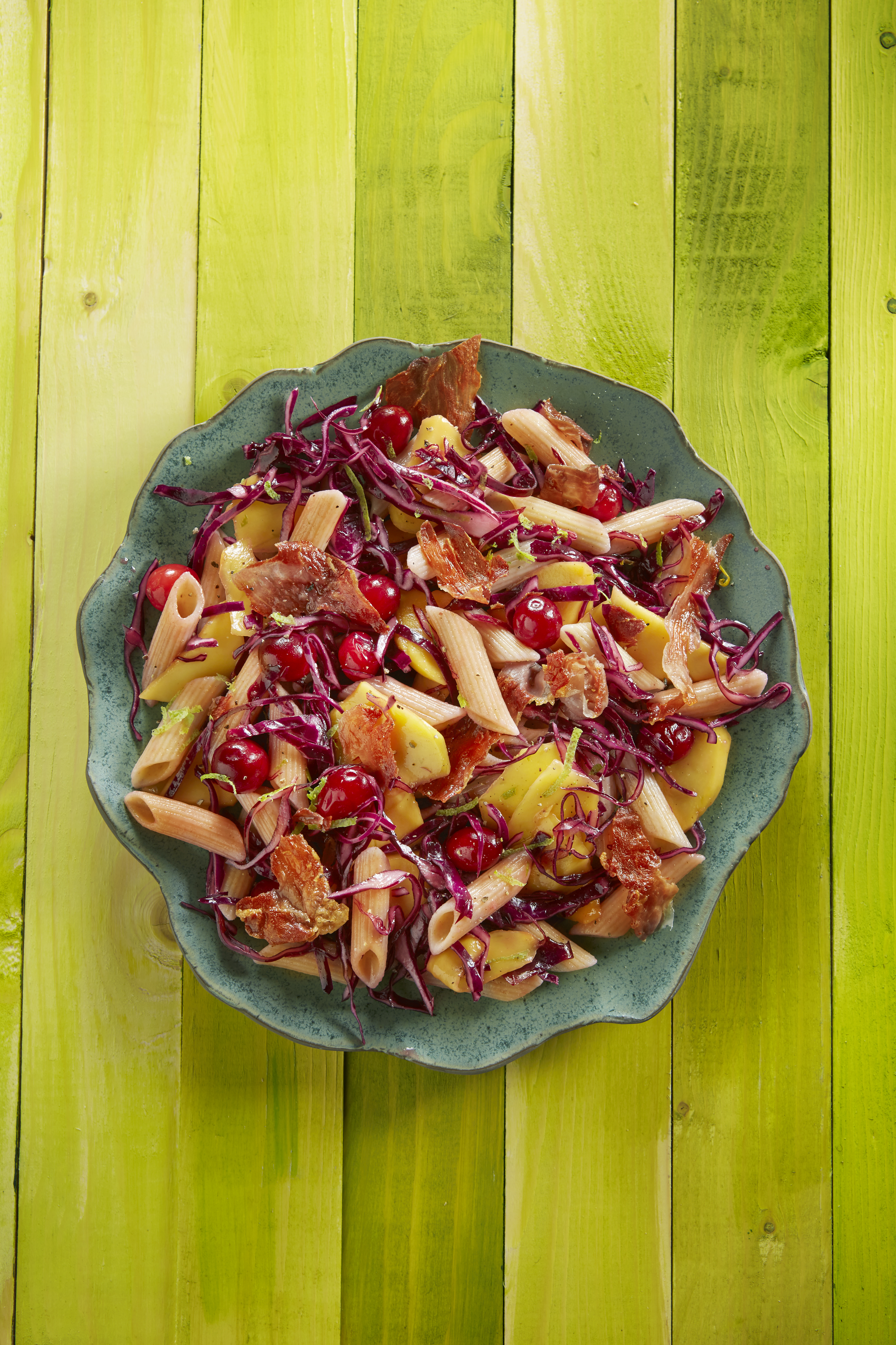 Pastasalade met rodekool, mango en krokante ham