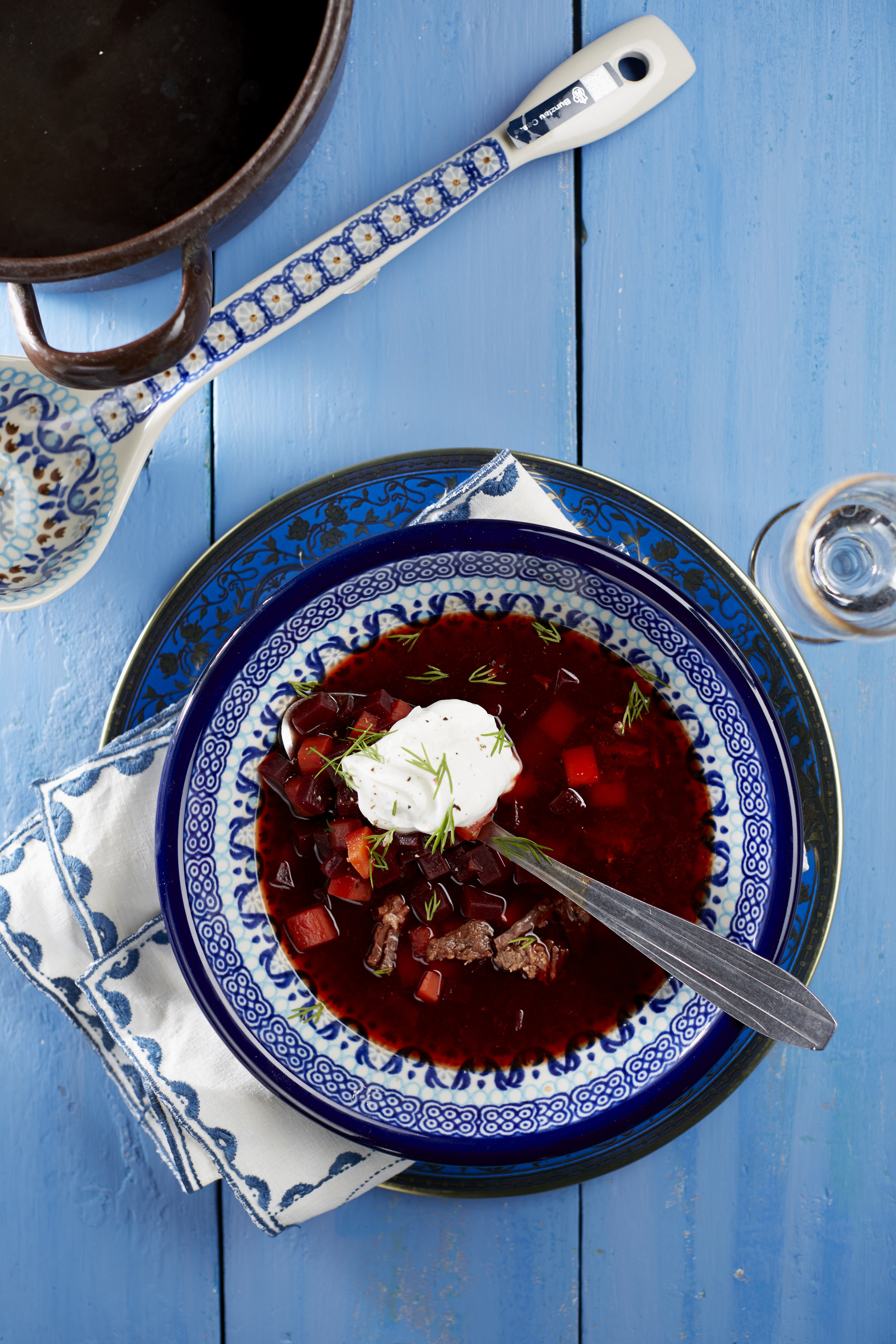 Borsjt met zure room en dille