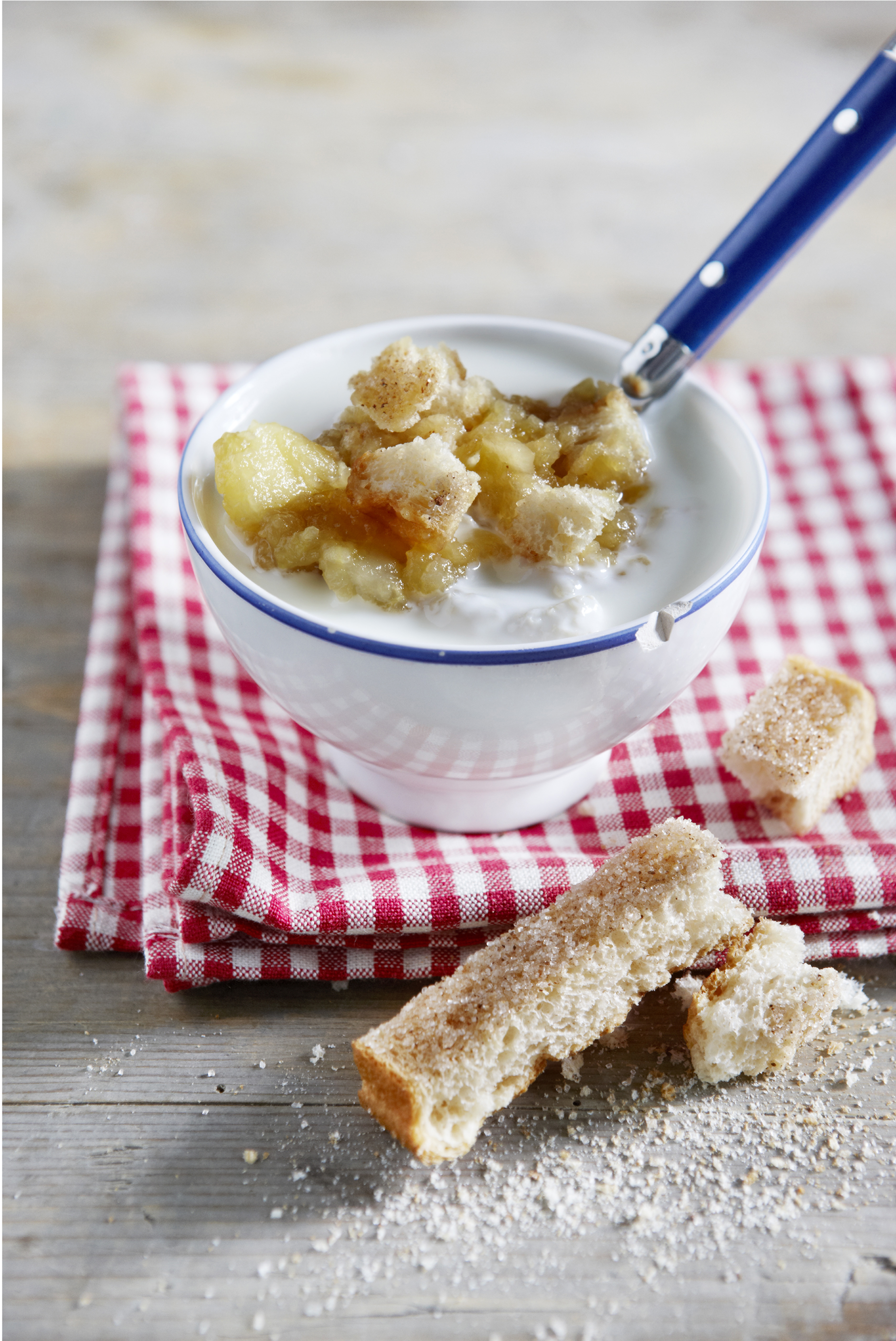 Vla met kaneelbeschuit en appelcompote