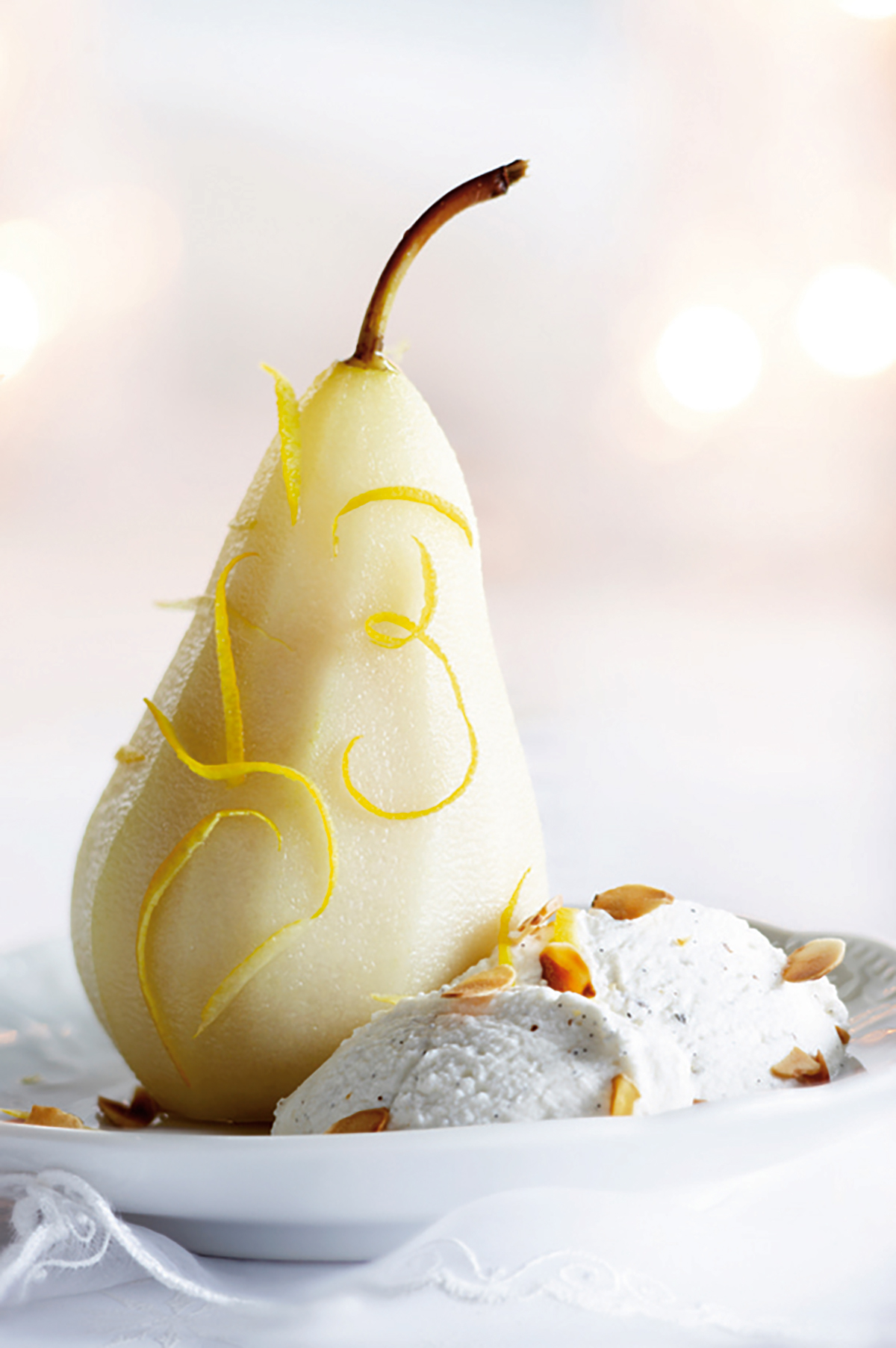 Gepocheerde peer met vanillericotta