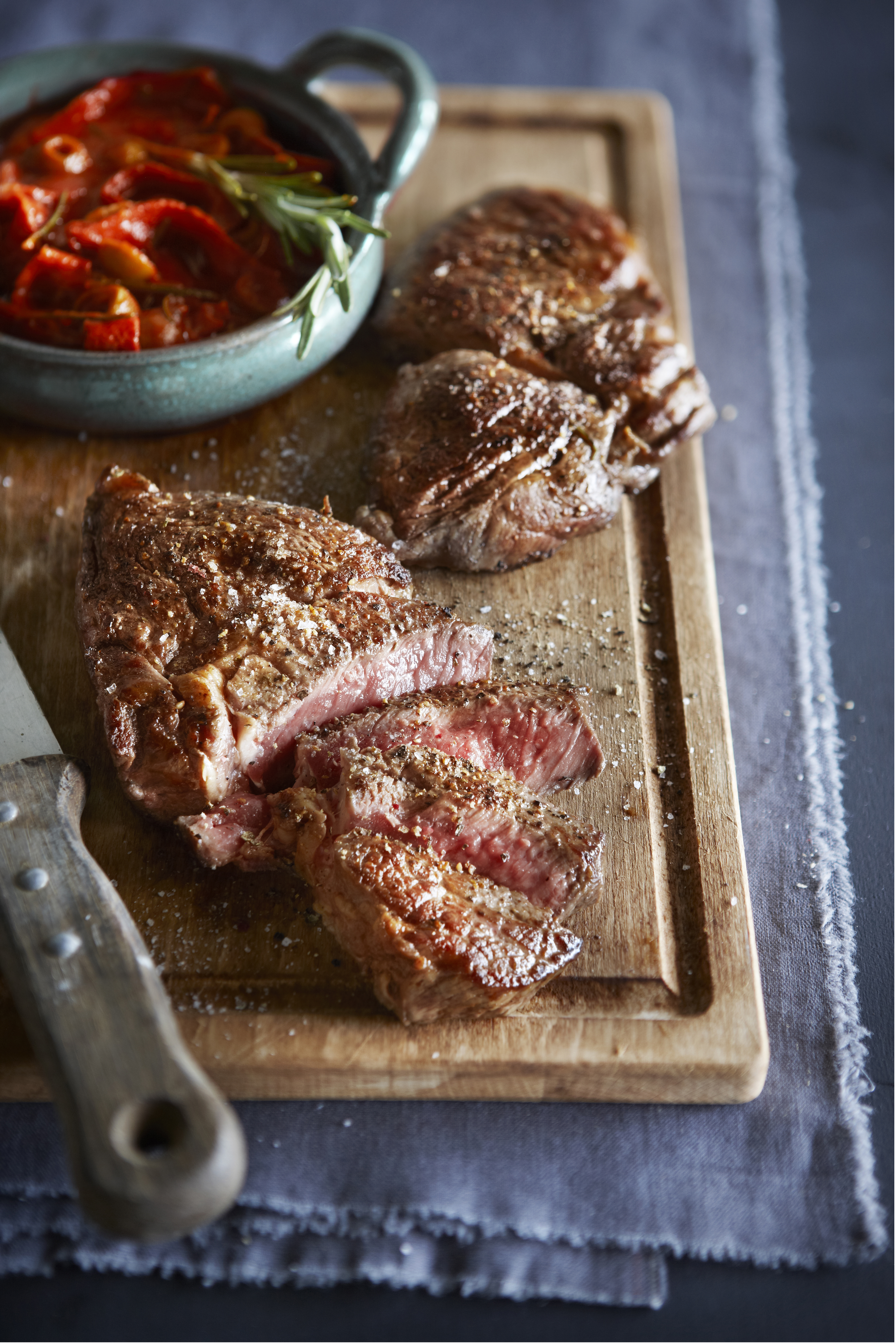 Ribeye met pittige tomaten-olijvensaus