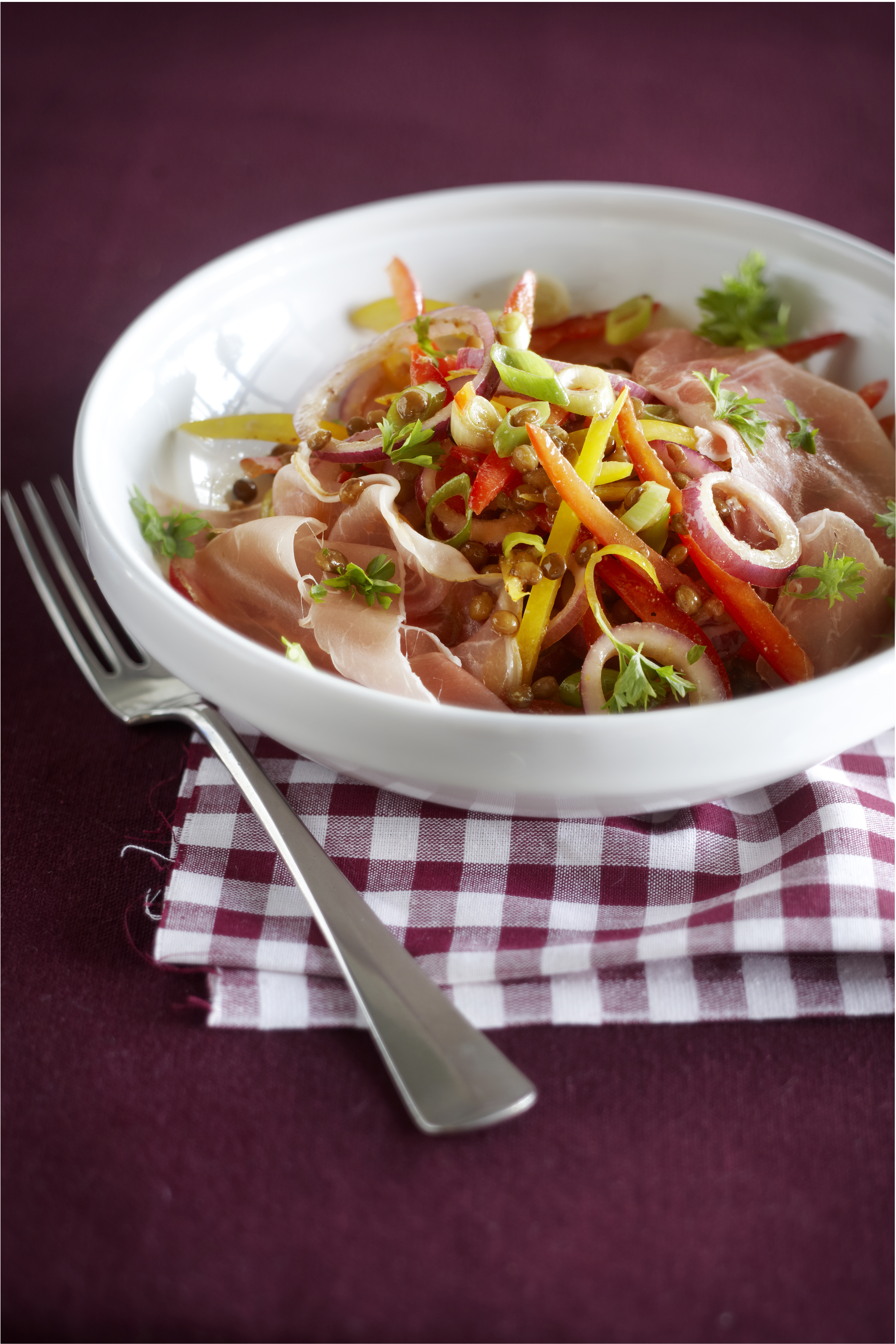 Salade met linzen en rauwe ham
