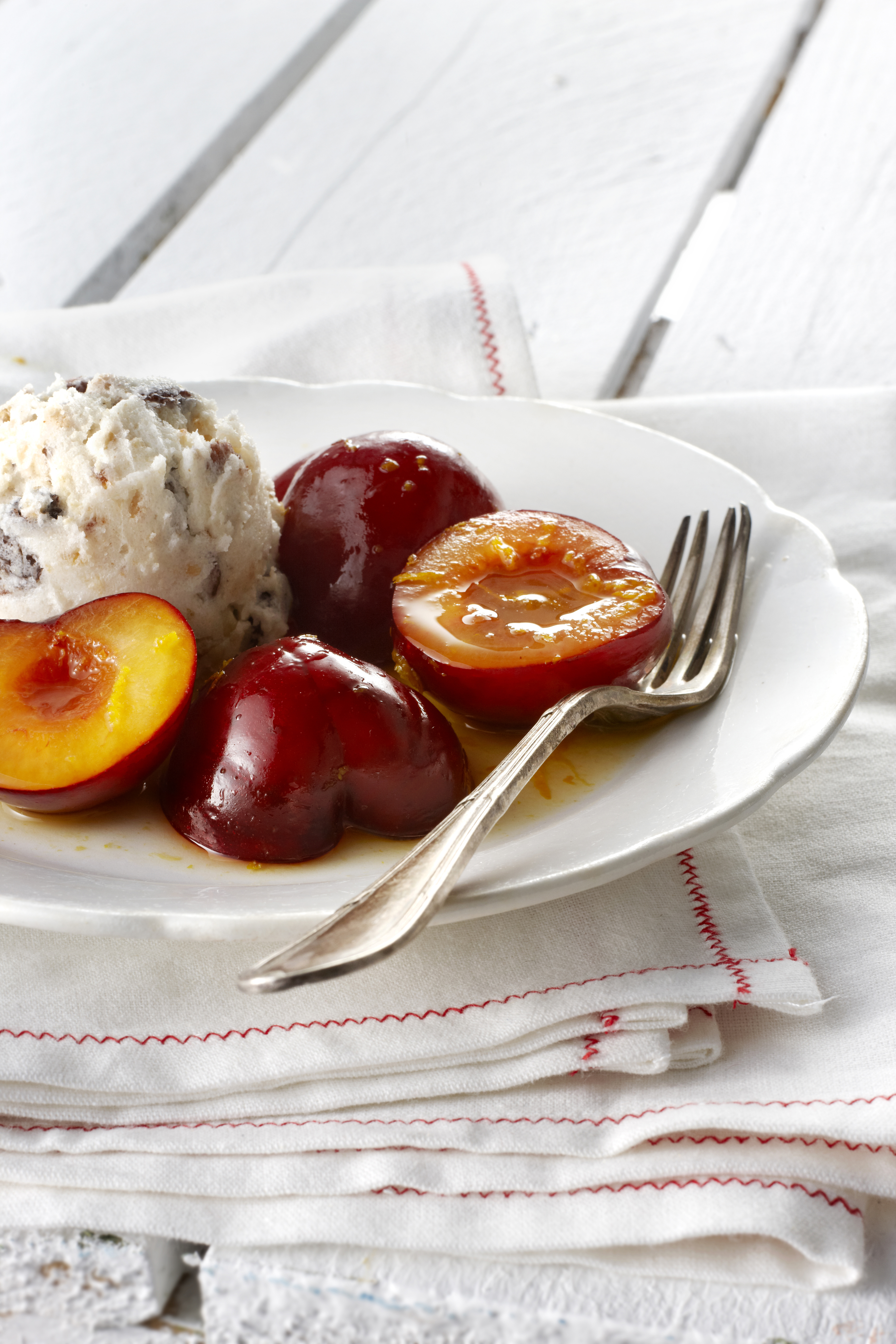 Pruimensalade met studentenhaverijs