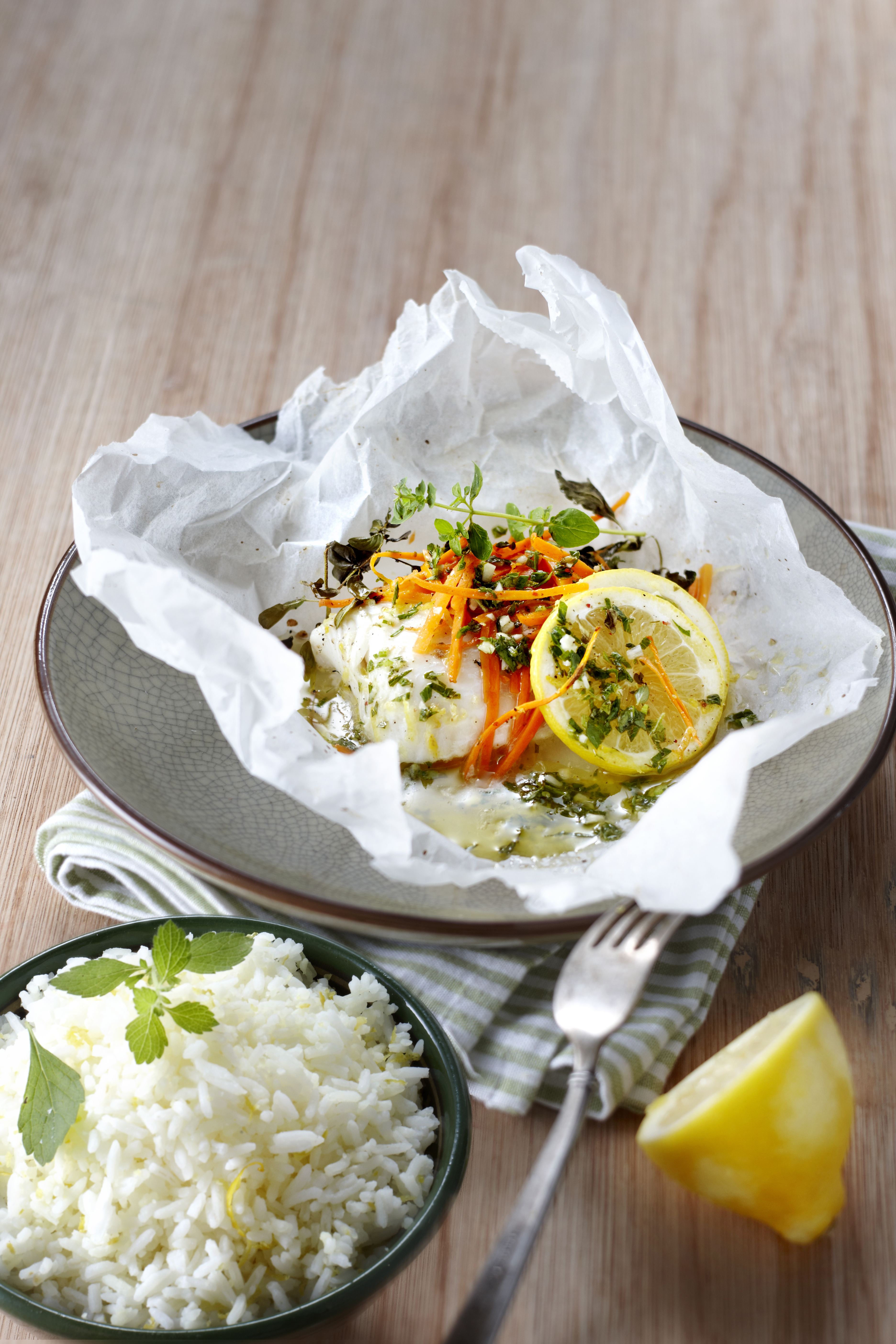 Vispakketjes met kruidensaus en citroenrijst