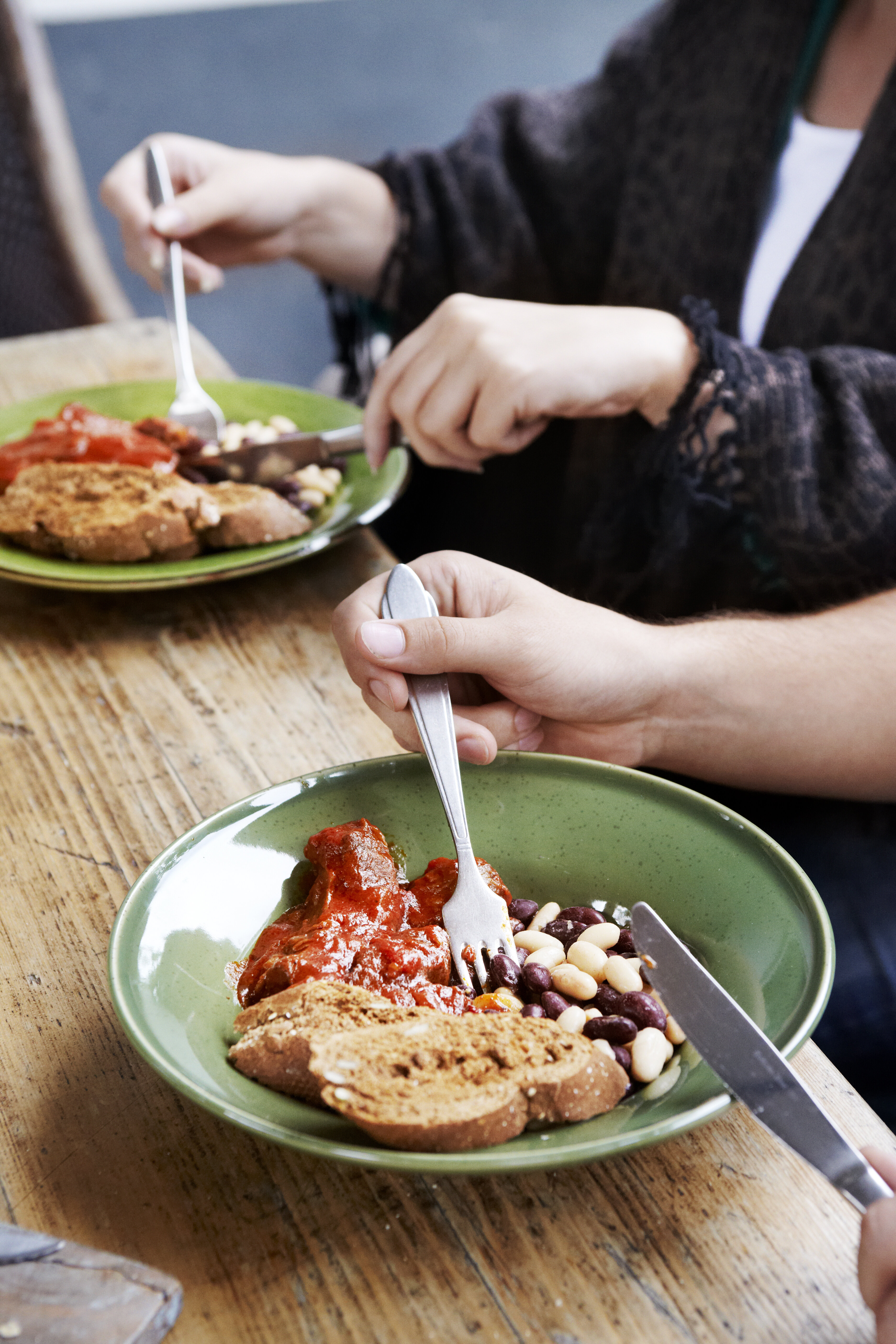 Pittige riblapjes met rode en witte bonen