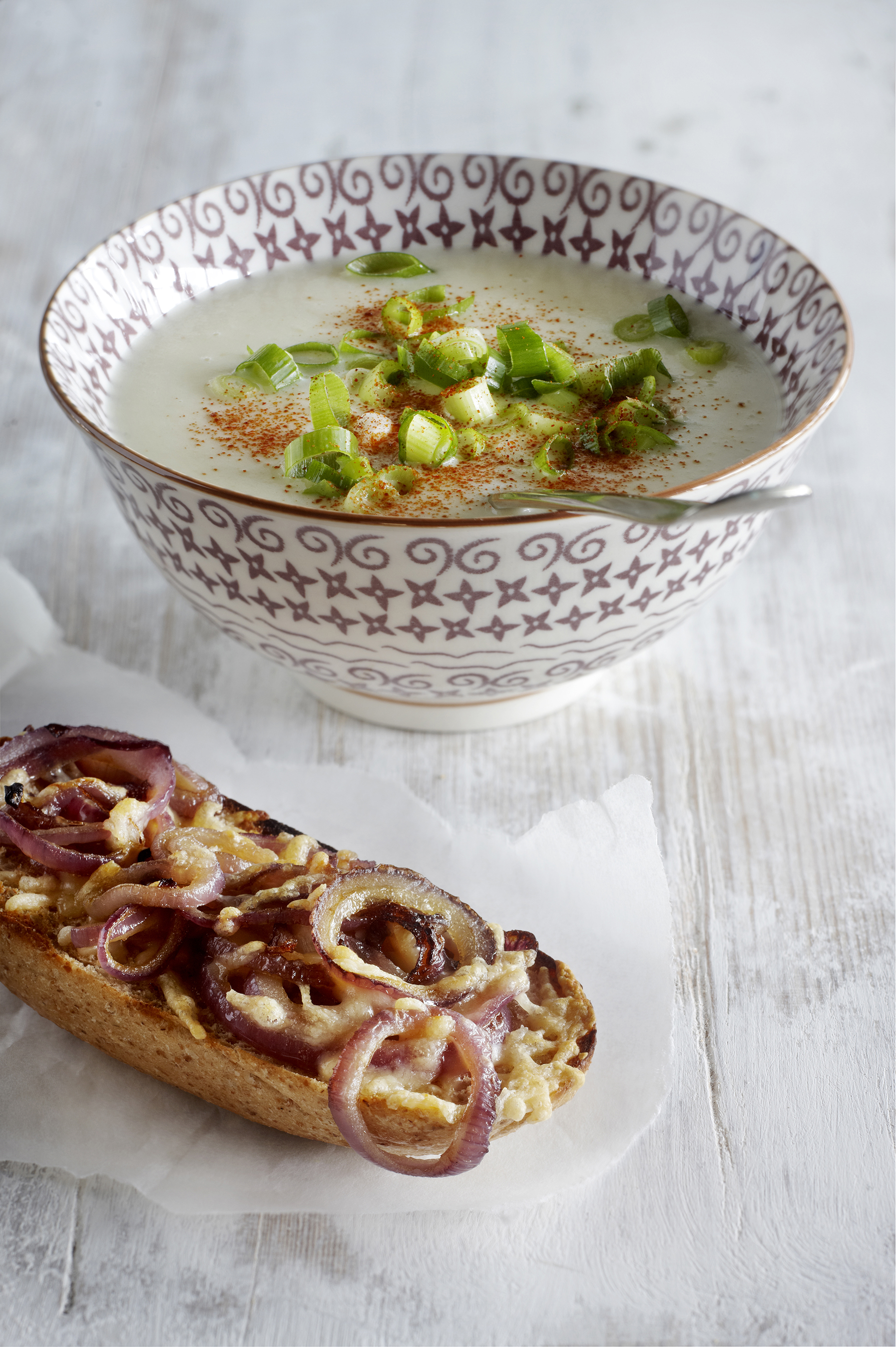 Knolselderijsoep met rode ui-crostini