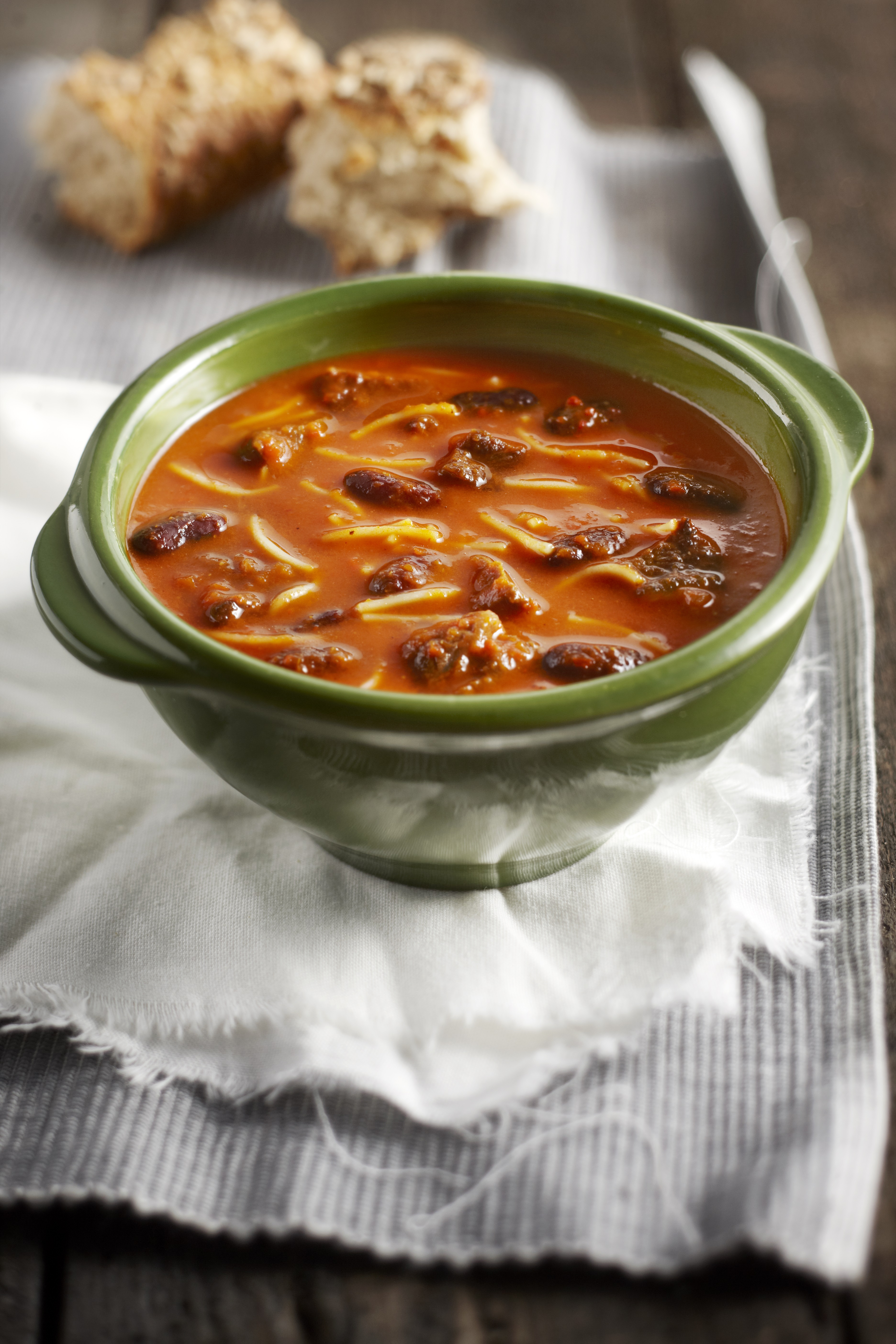 Paprikasoep met rundvlees, kidneybonen en tomaat