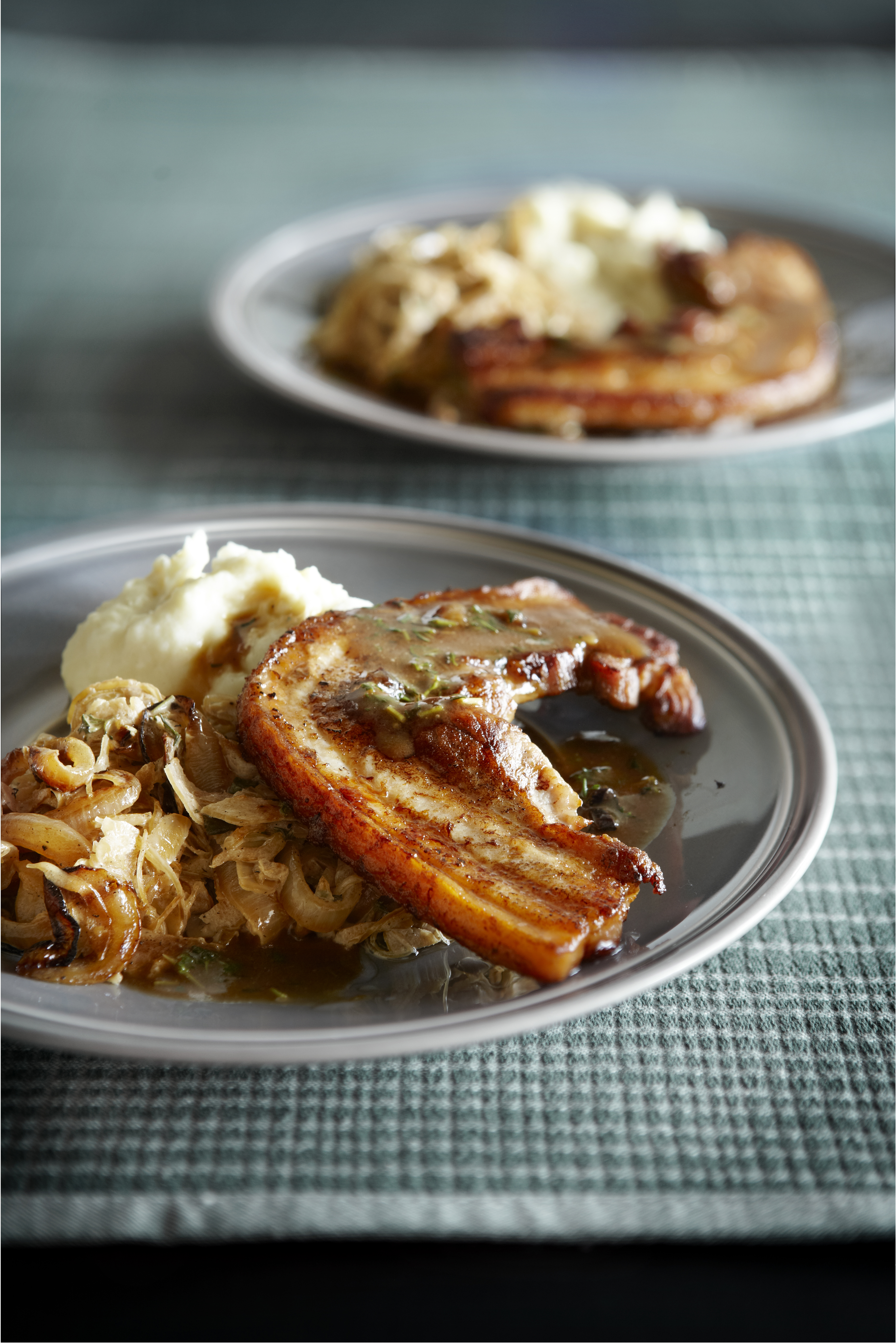 Speklapjes met honingjus op gestoofde zuurkool