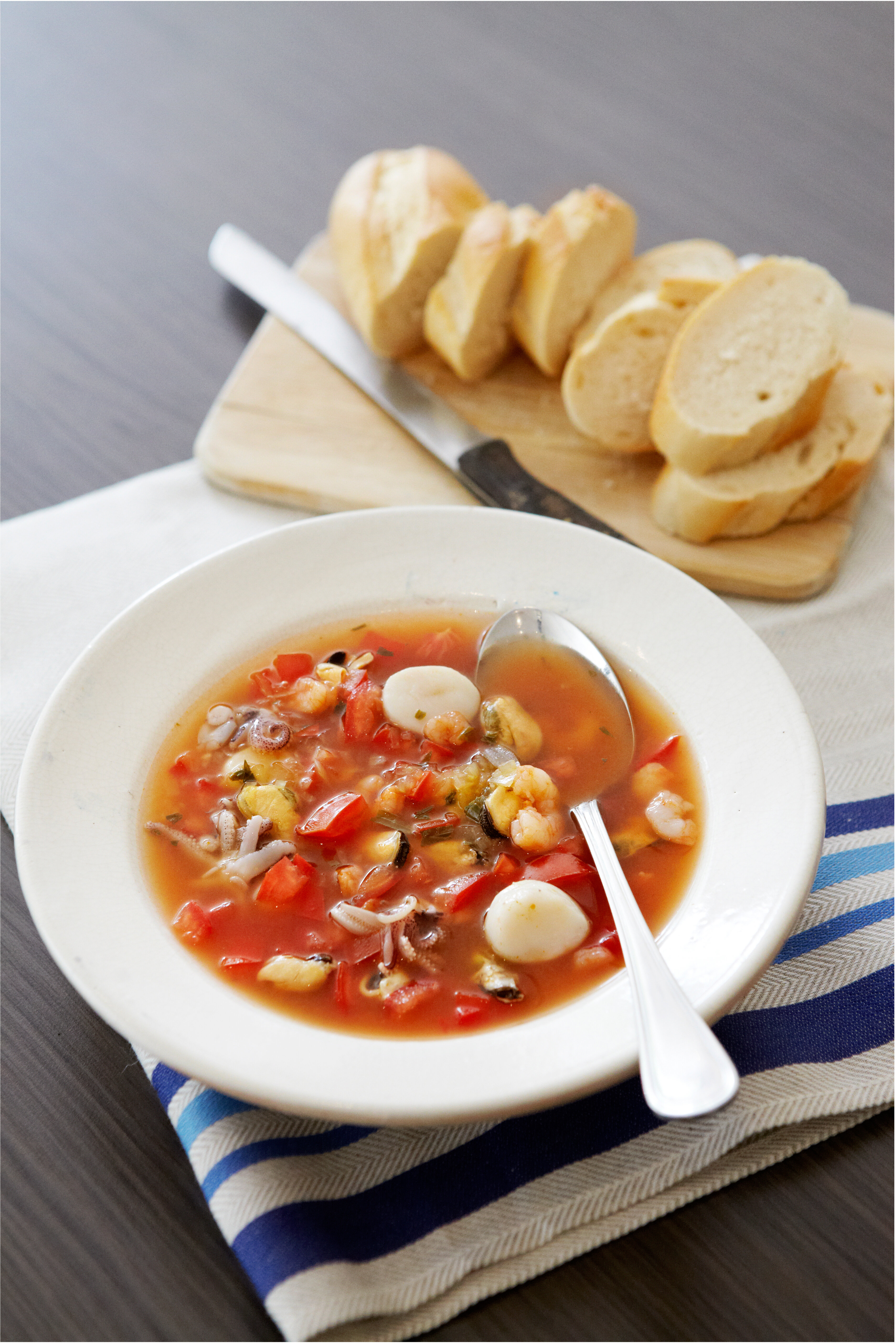 Heldere vissoep met tomaat en dragon