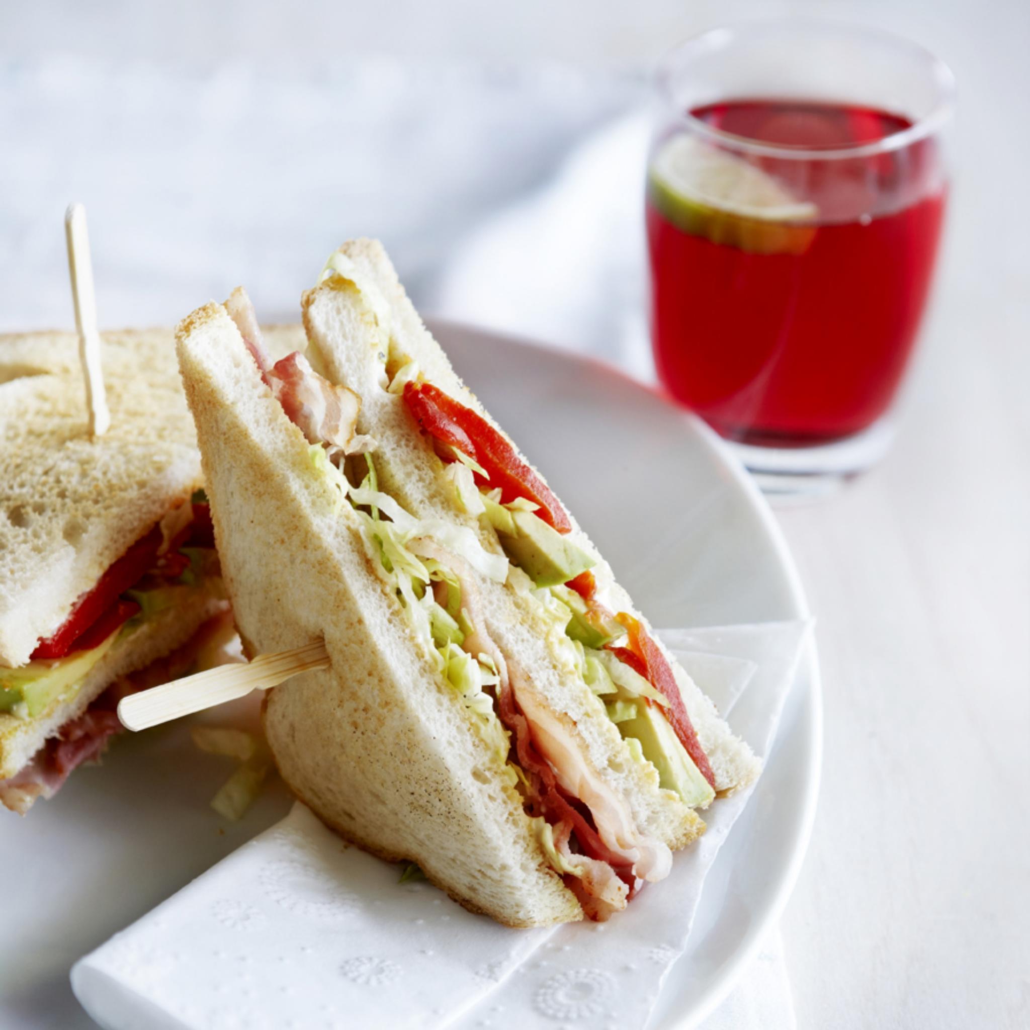 Clubsandwich spek en avocado