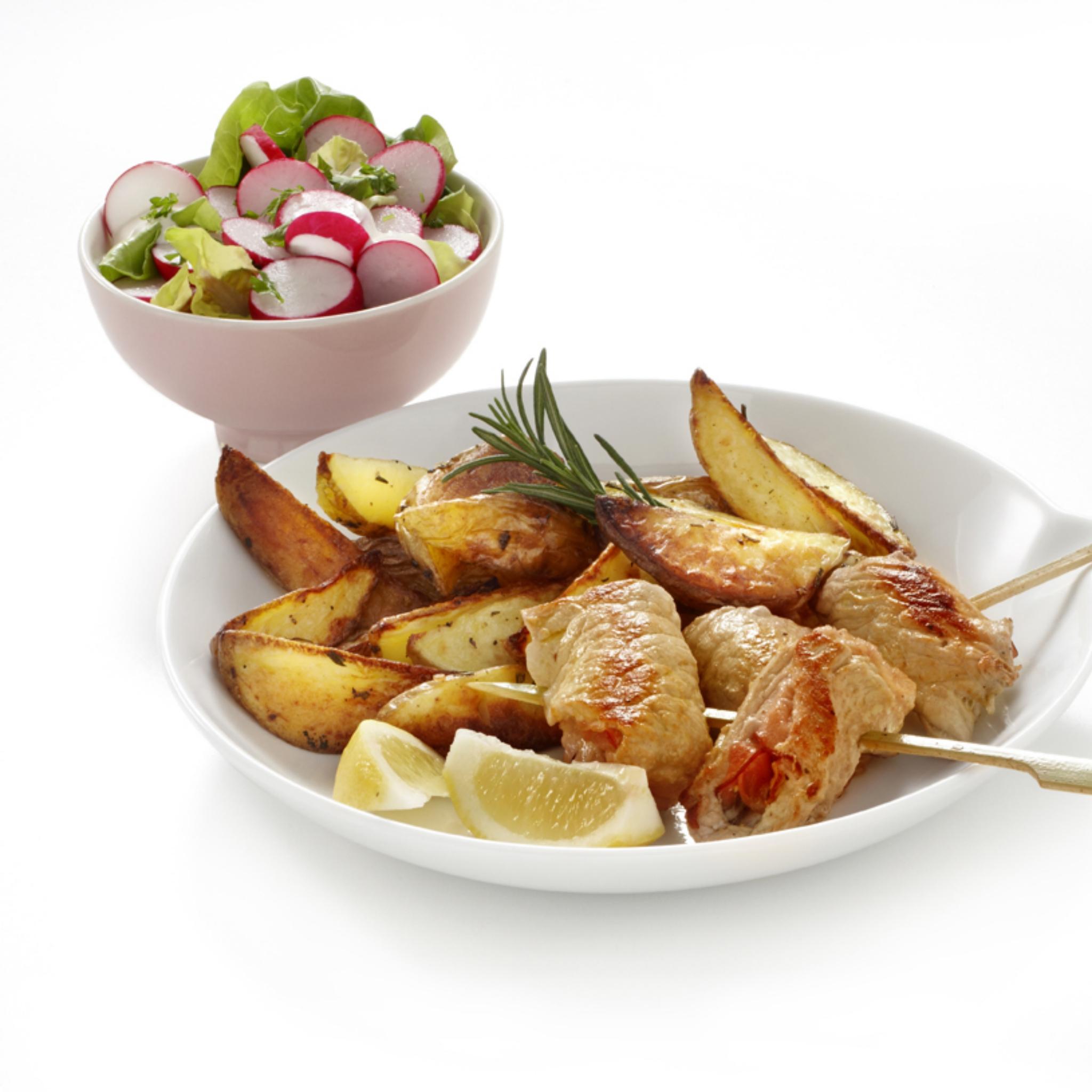 Schnitzelrolletjes met sla en ovenaardappels