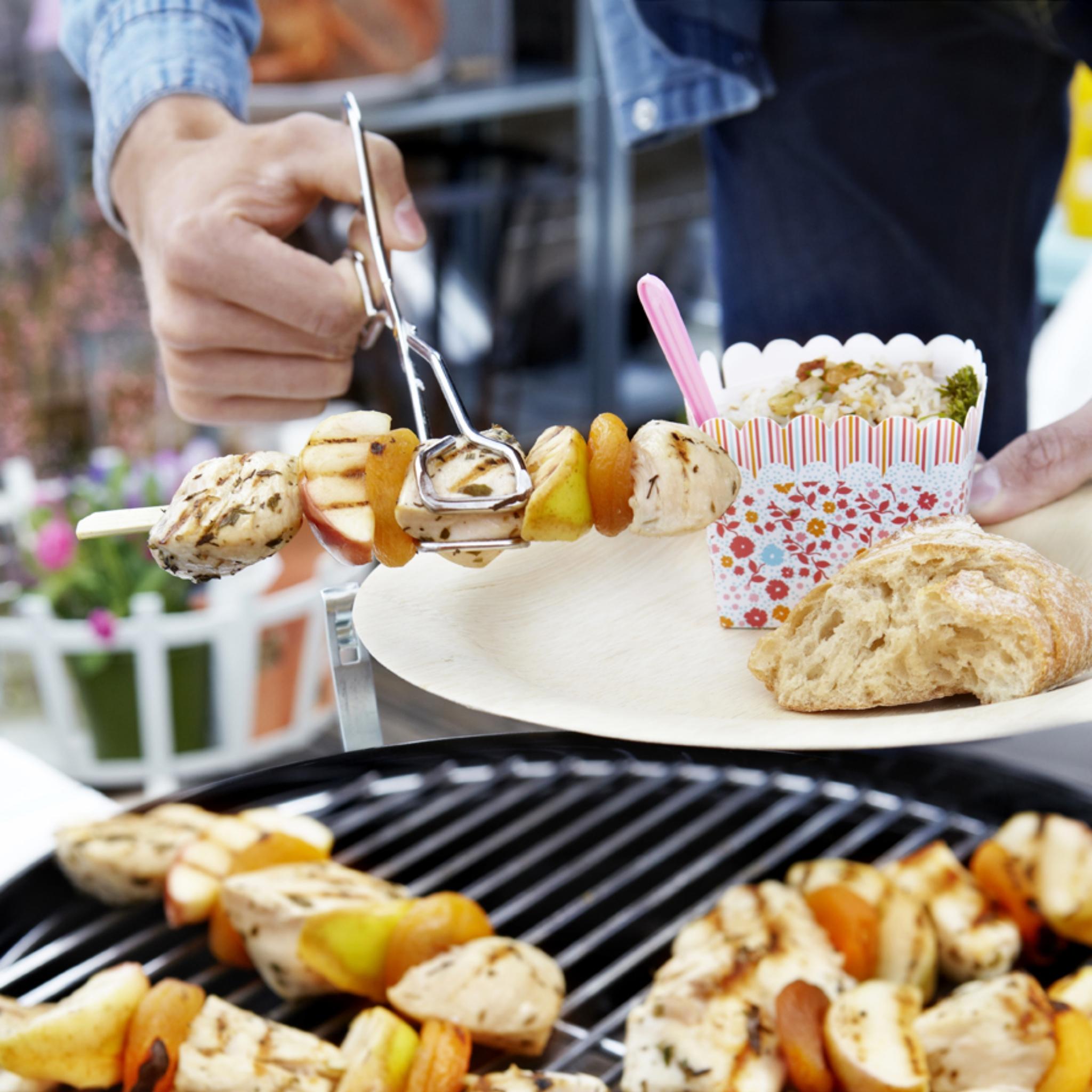 Spiesjes van kip met abrikozen en appel