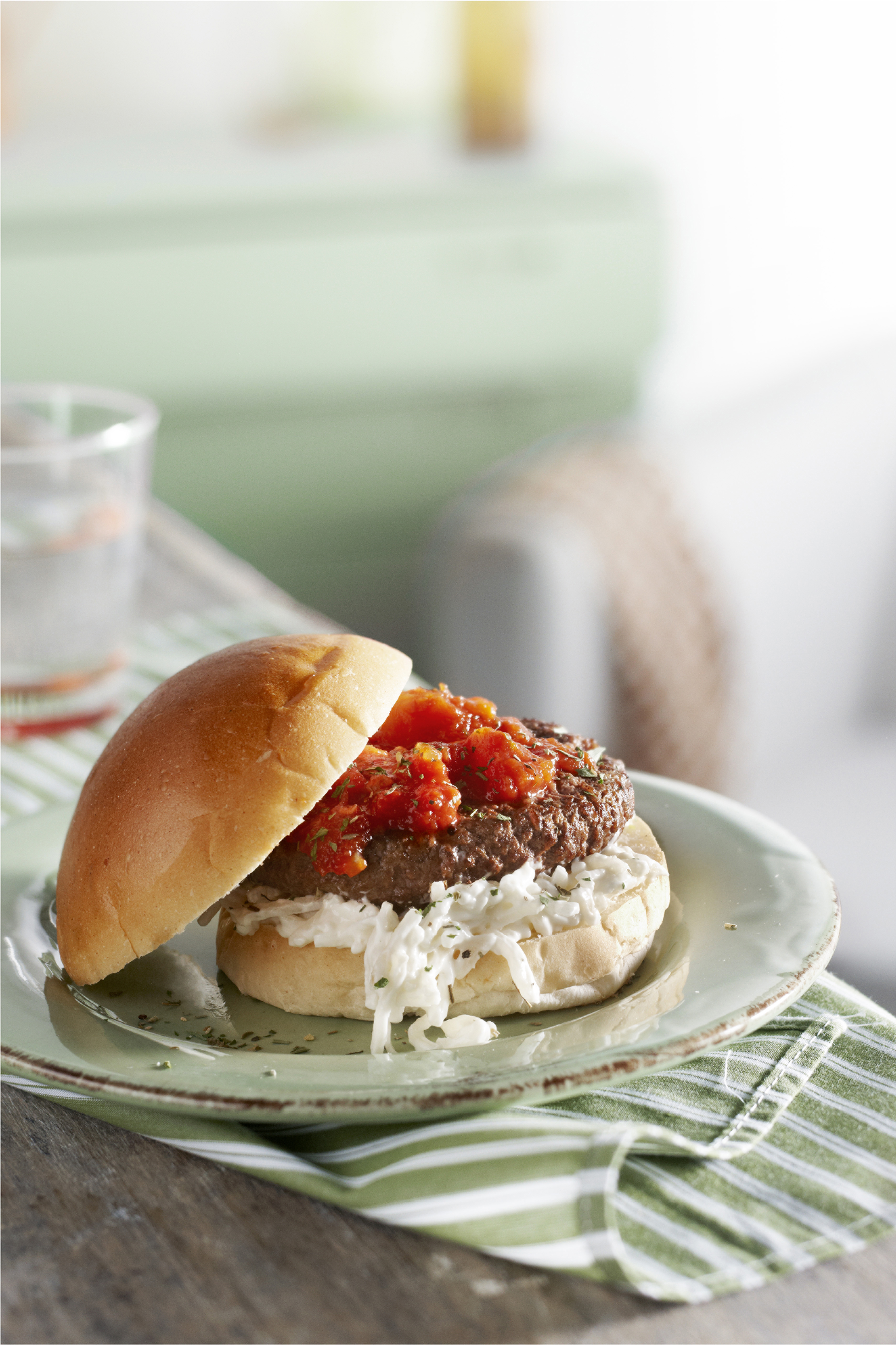 Tartaarburger met selderijsalade en tomatensaus