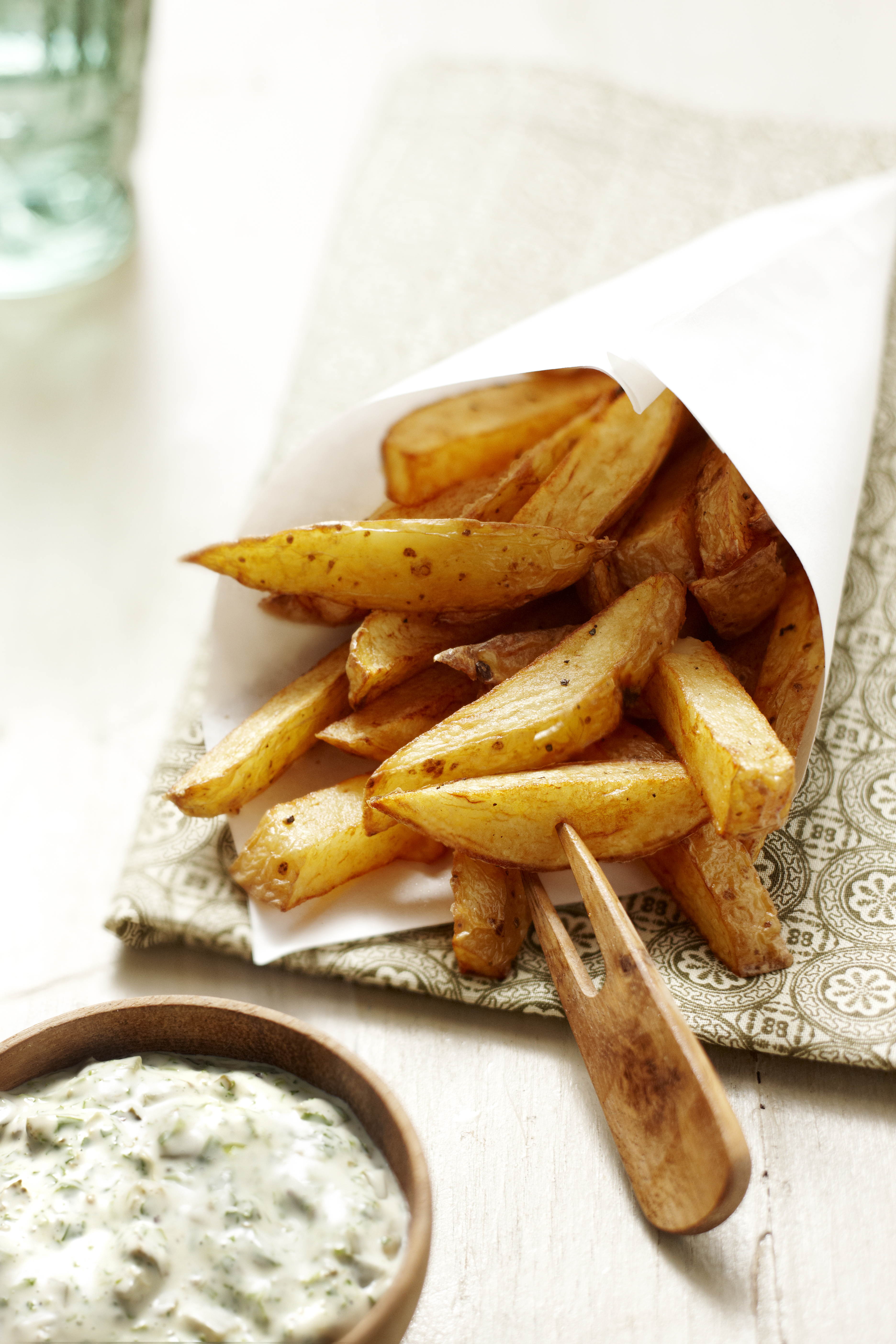 Grote frieten met yoghurttartaarsaus