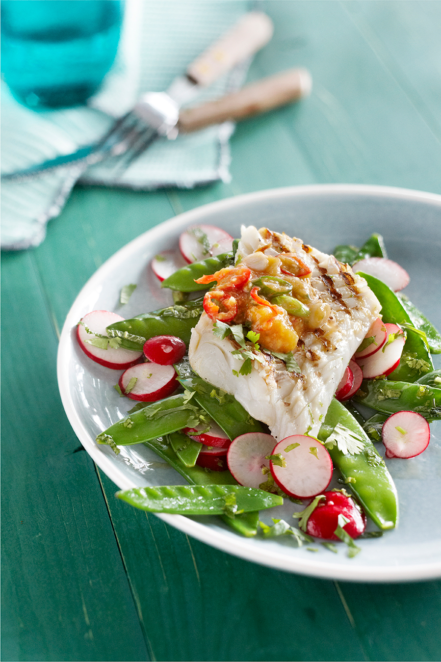 Geroosterde kabeljauw met peultjes-radijssalade