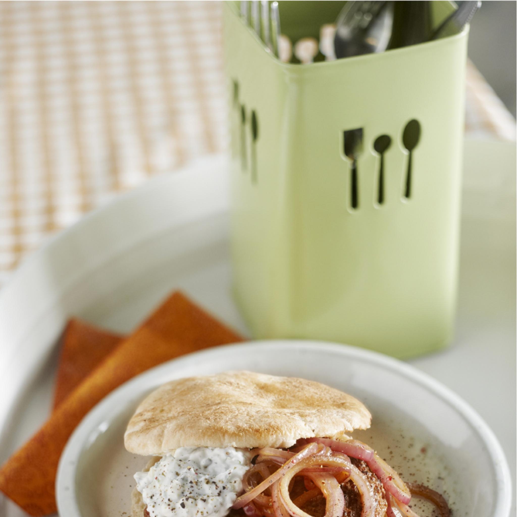 Kruidenburger met rode ui en munttopping