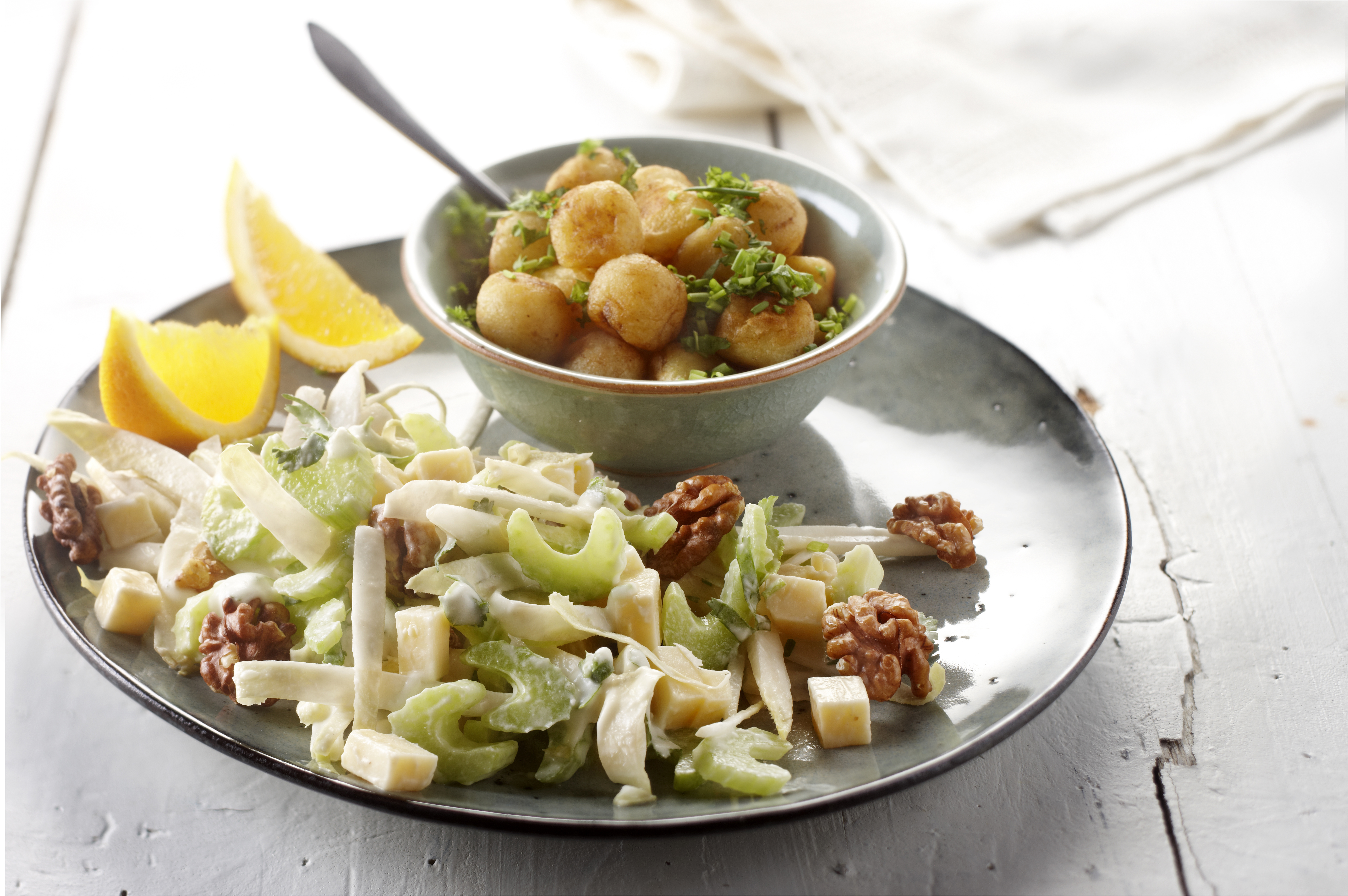 Witlofsalade met koriander-kokos-dressing en kruidenkrieltjes