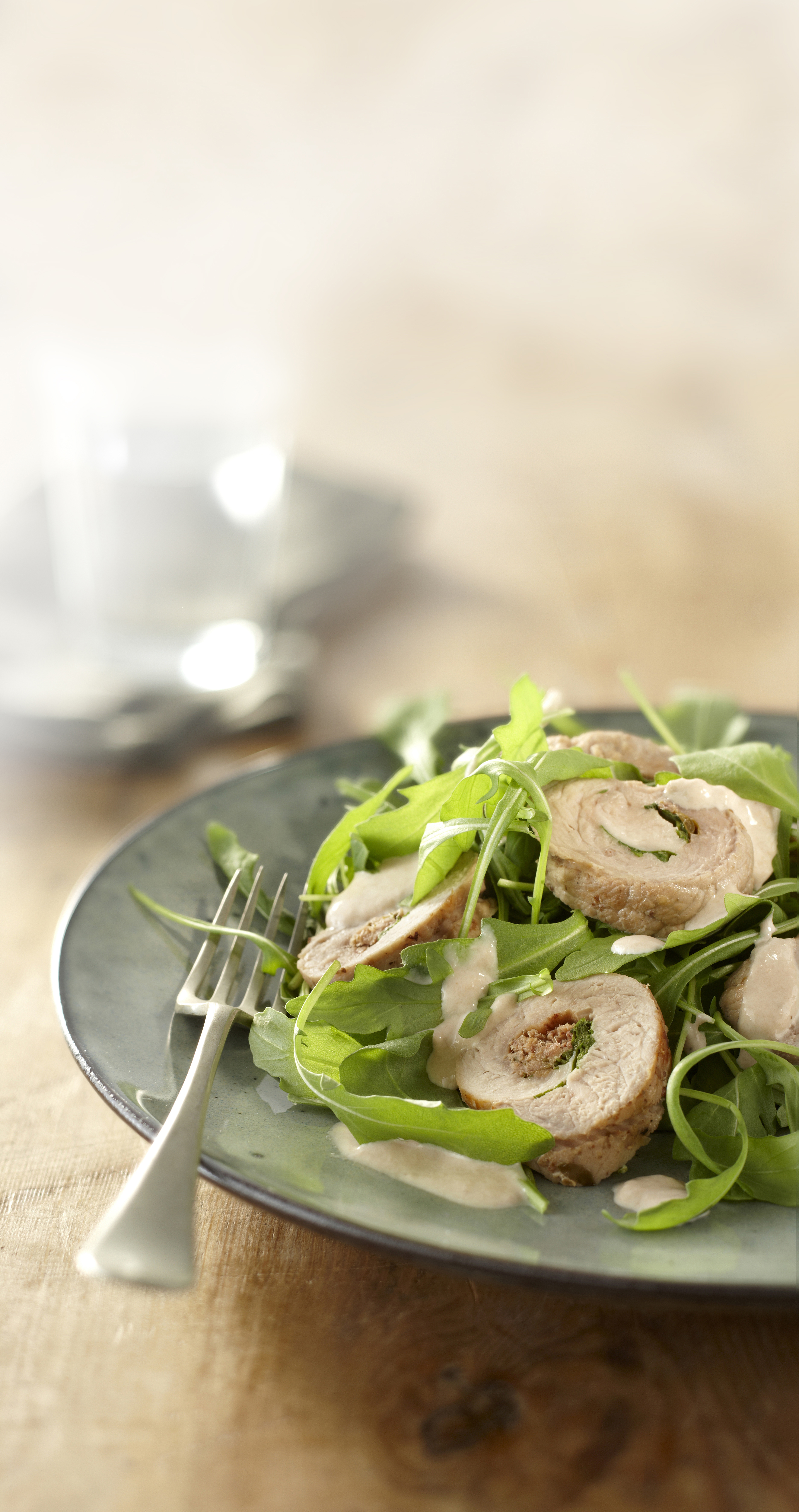 Schnitzelrolletje gevuld met ansjovis, kappertjes en tonijnmayonaise