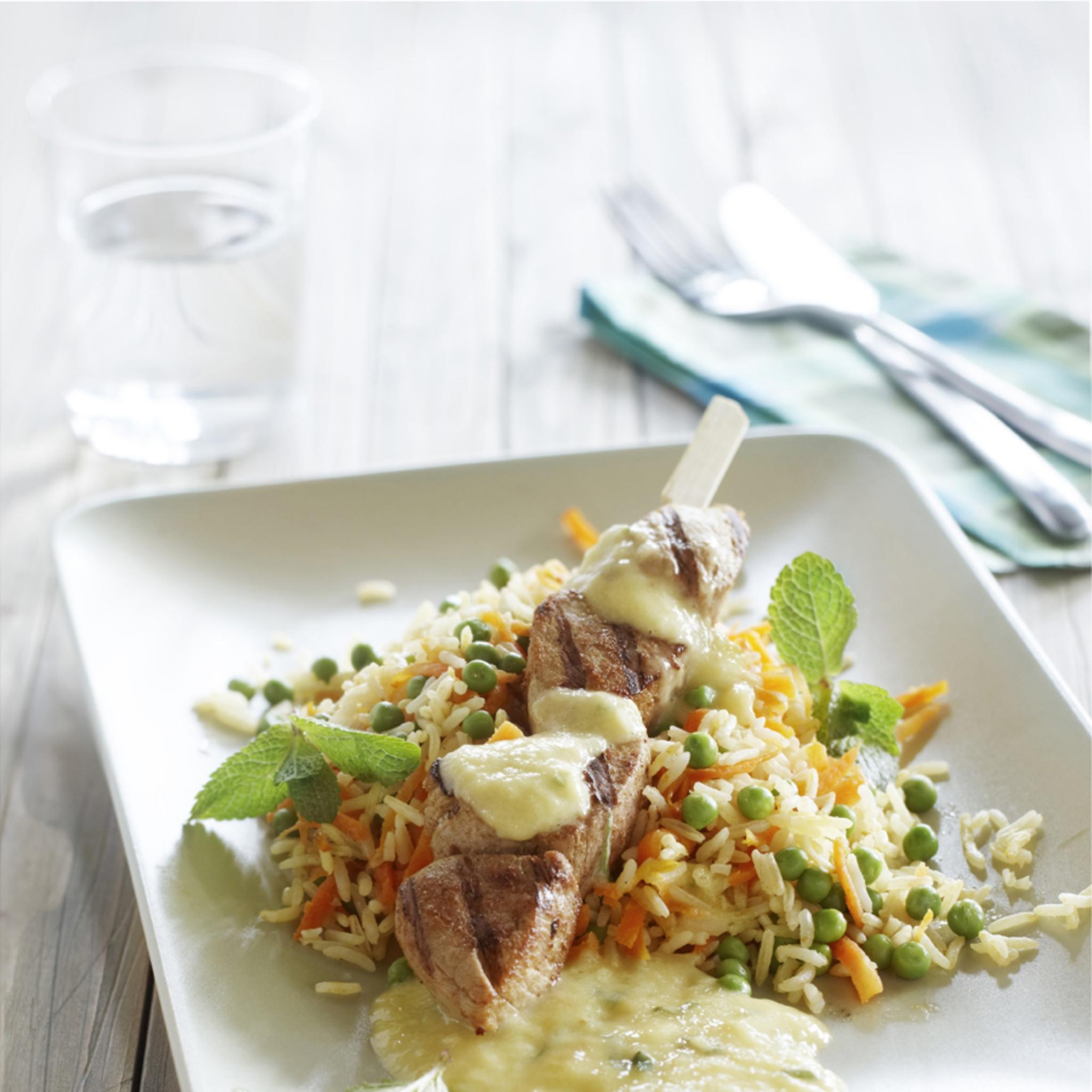 Saté met mango-muntsaus en gebakken rijst