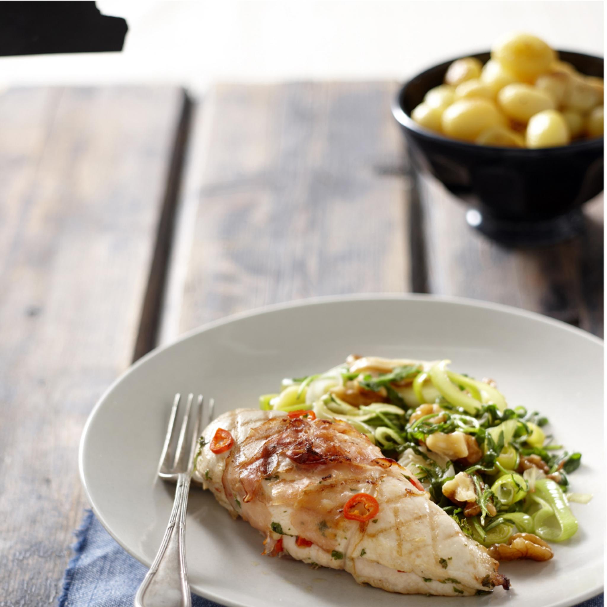 Geroosterde gemarineerde kipfilet met rucola en prei