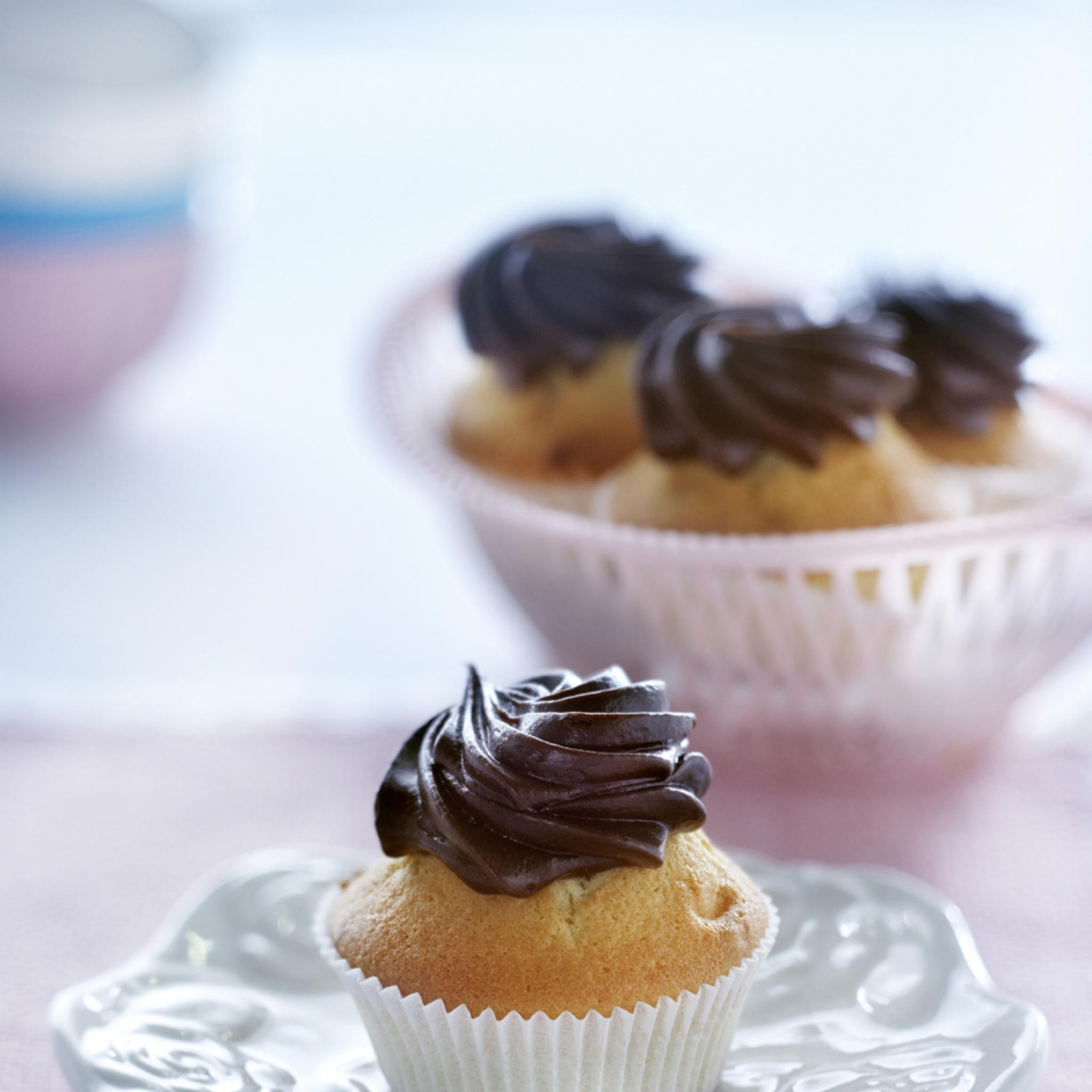 Muffins met een topping van chocoladeroom