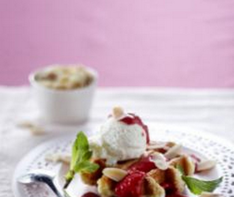 IJswafel met frambozensaus