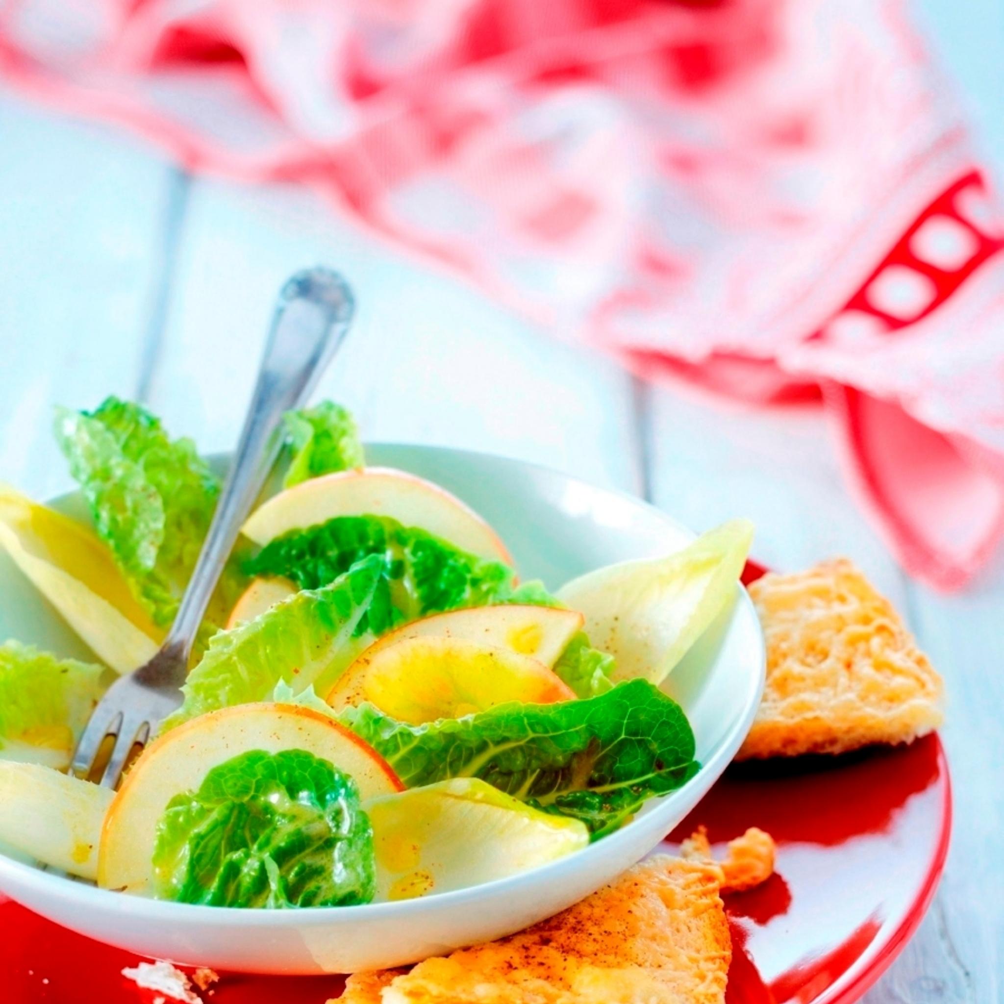 Groene salade met warme Zwitserse kaascroutons