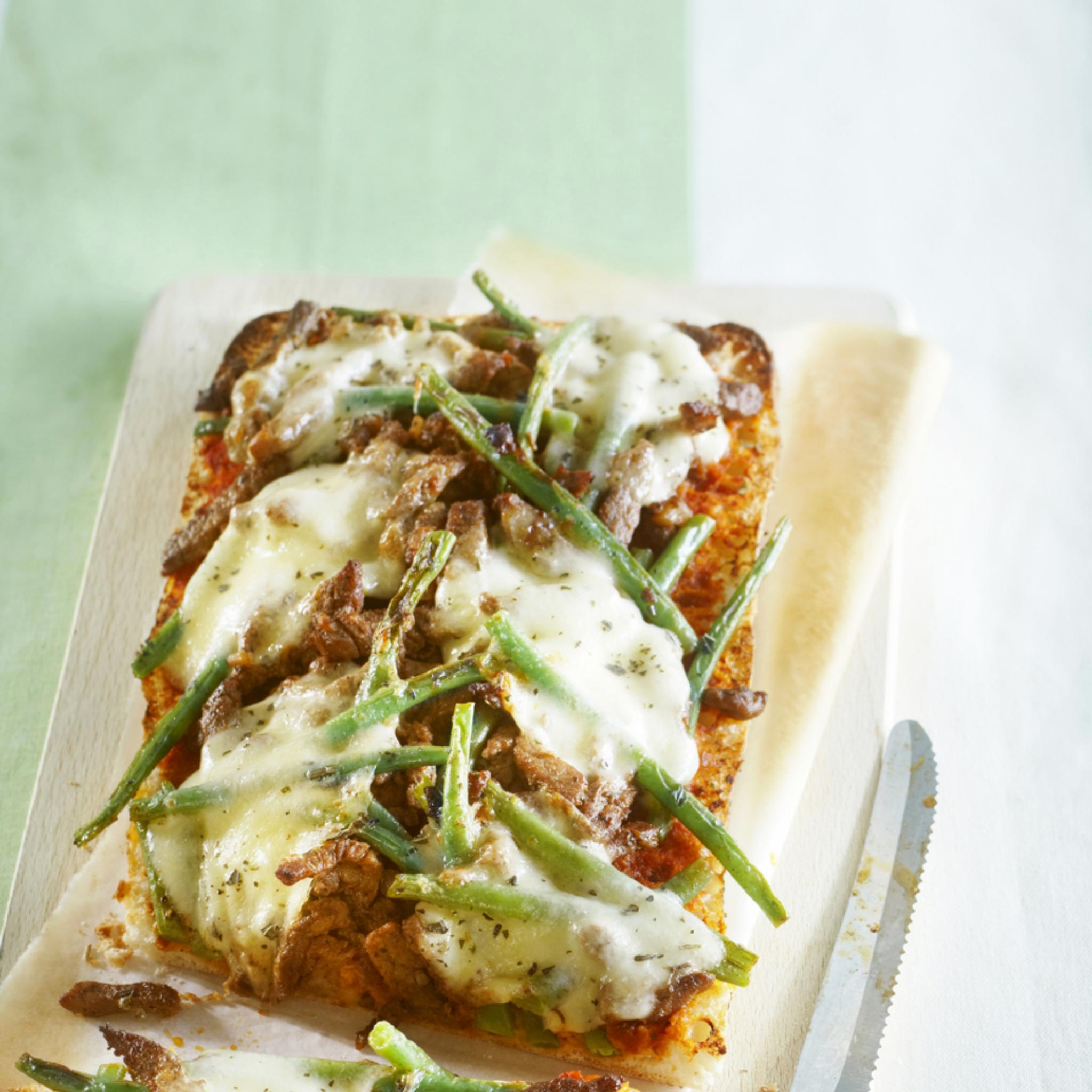 Mediterrane broodpizza met runderreepjes en mozzarella