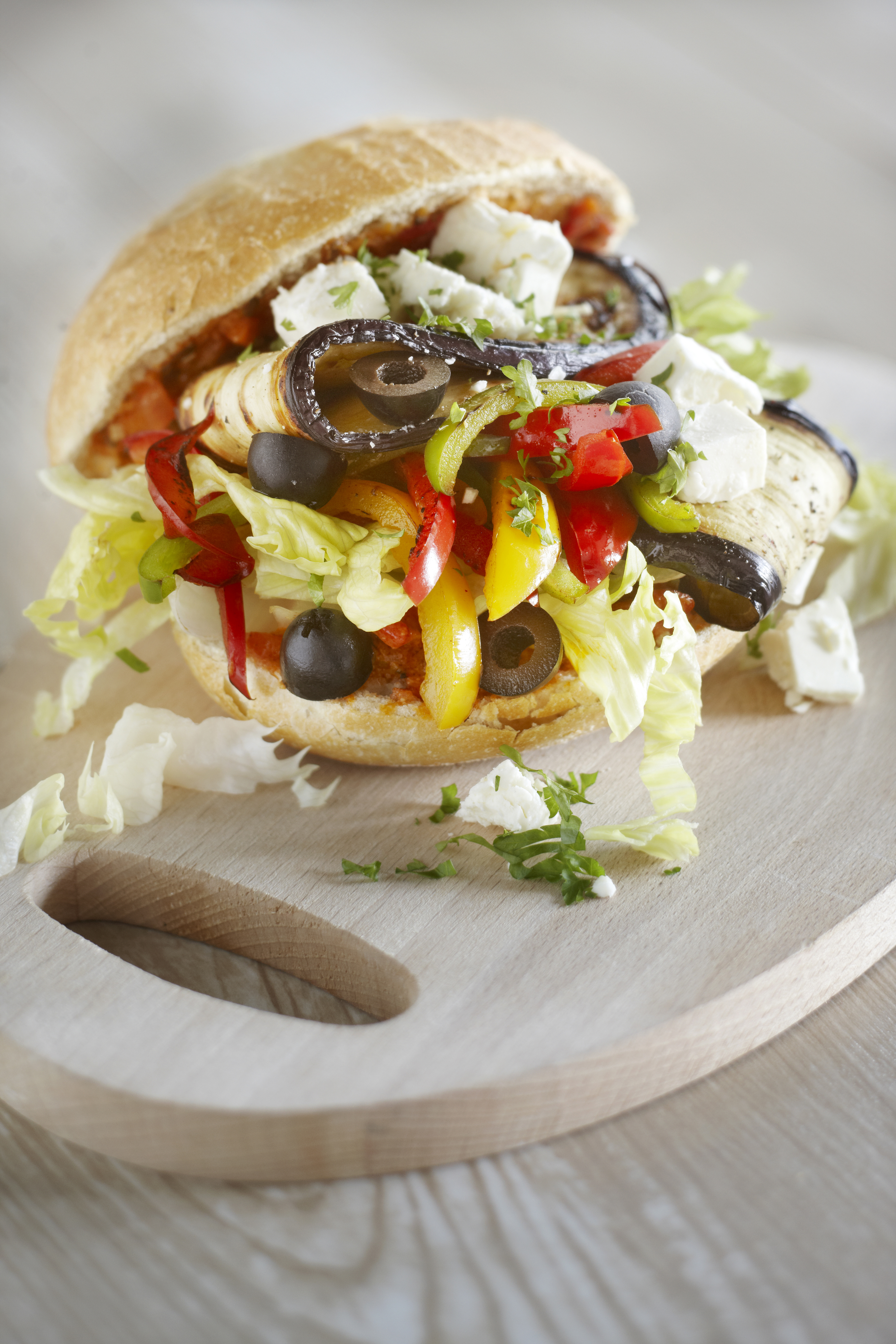 Vegetarische bollen met aubergine, olijven en feta