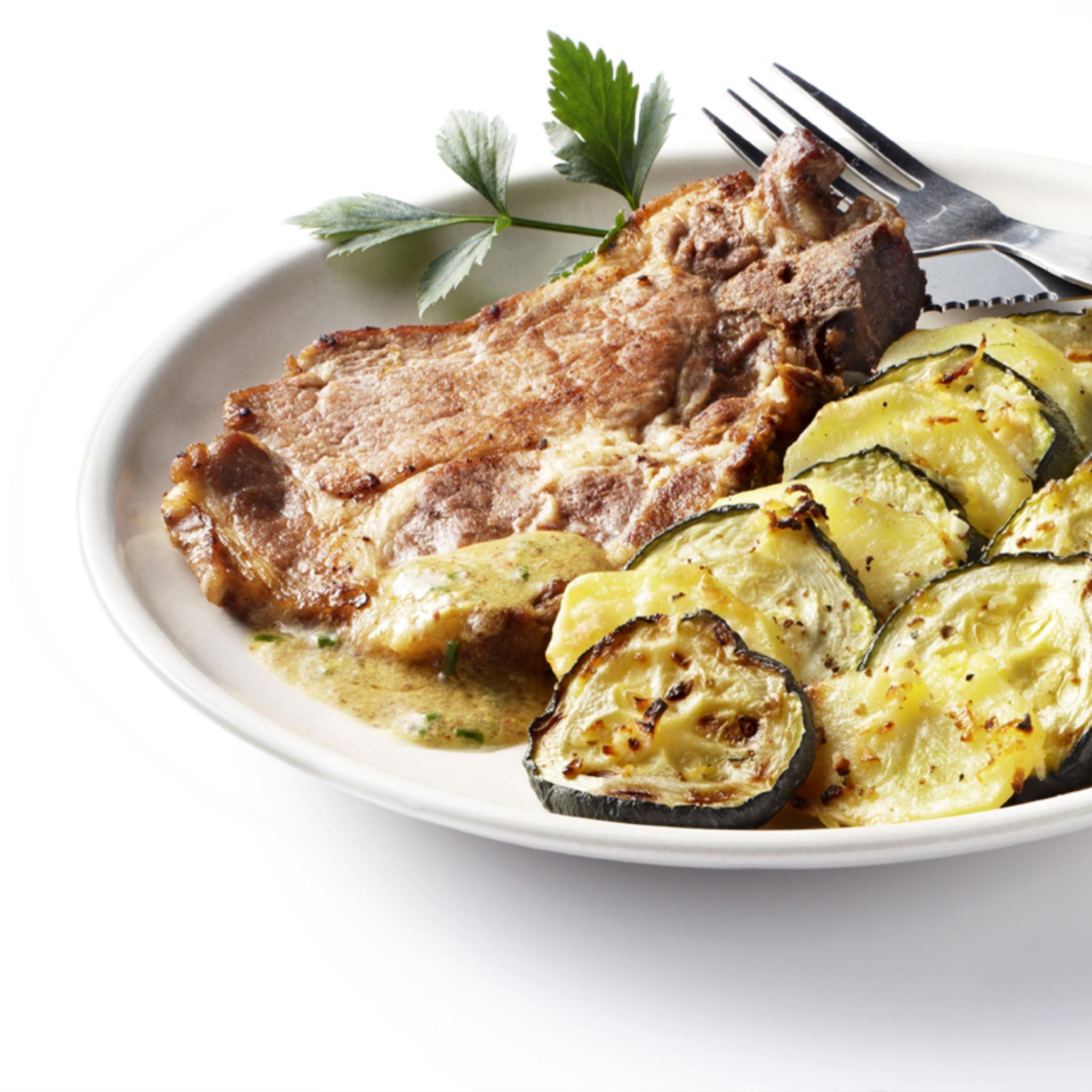 Schouderkarbonade met courgettegratin en kruidenmosterd