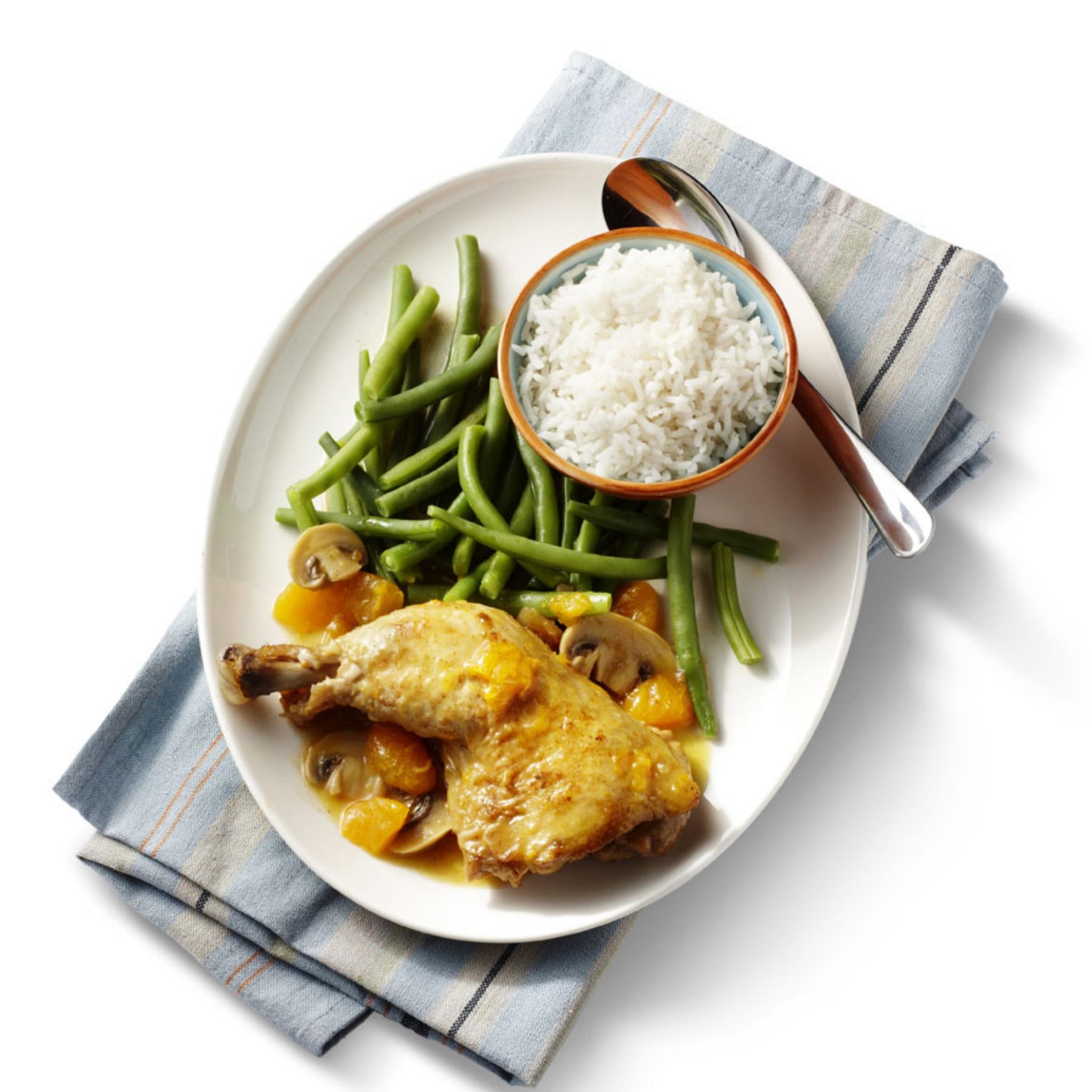 Kippenbouten met sinaasappel-champignonsaus, rijst en bonen