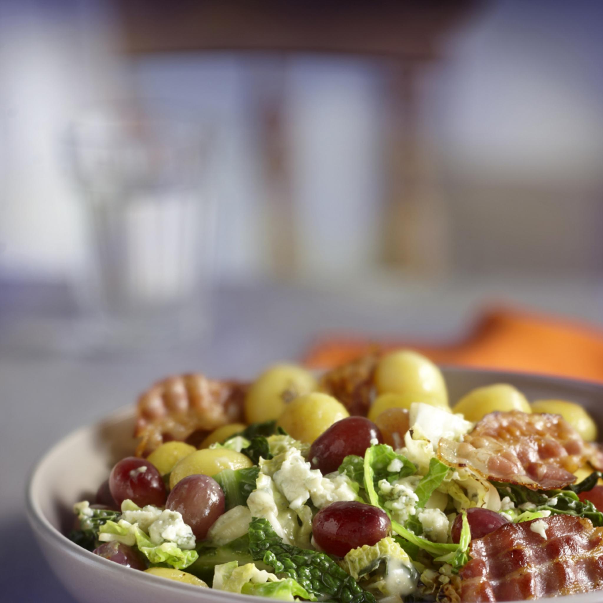 Kool met geroosterd spek en blauwe kaas