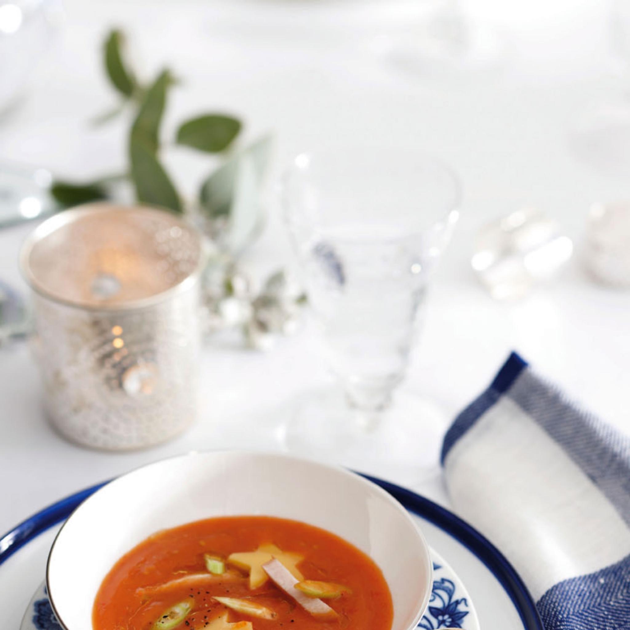 Geroosterde tomatensoep met kip en kaassterren