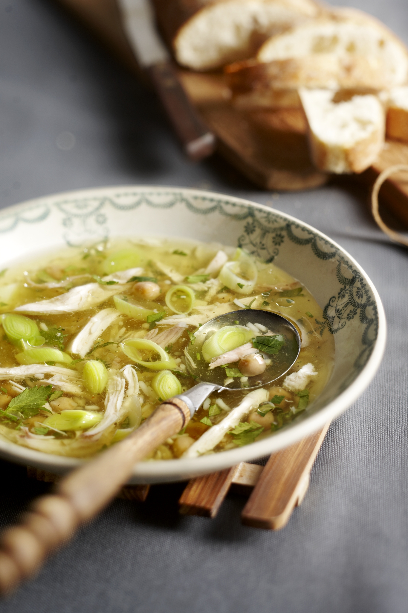 Kippensoep met prei en kikkererwten