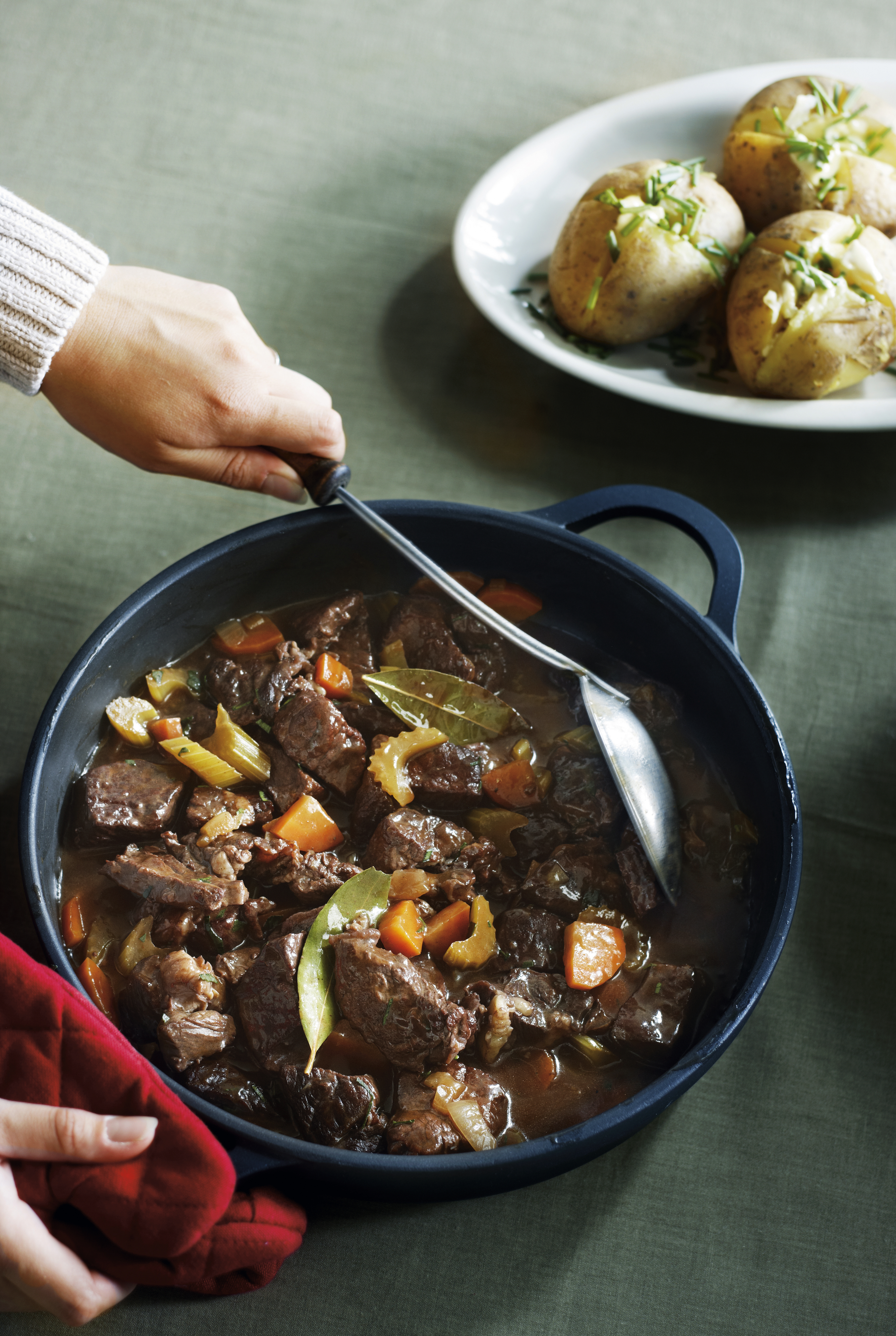 Rundvlees uit de oven met gepofte aardappel