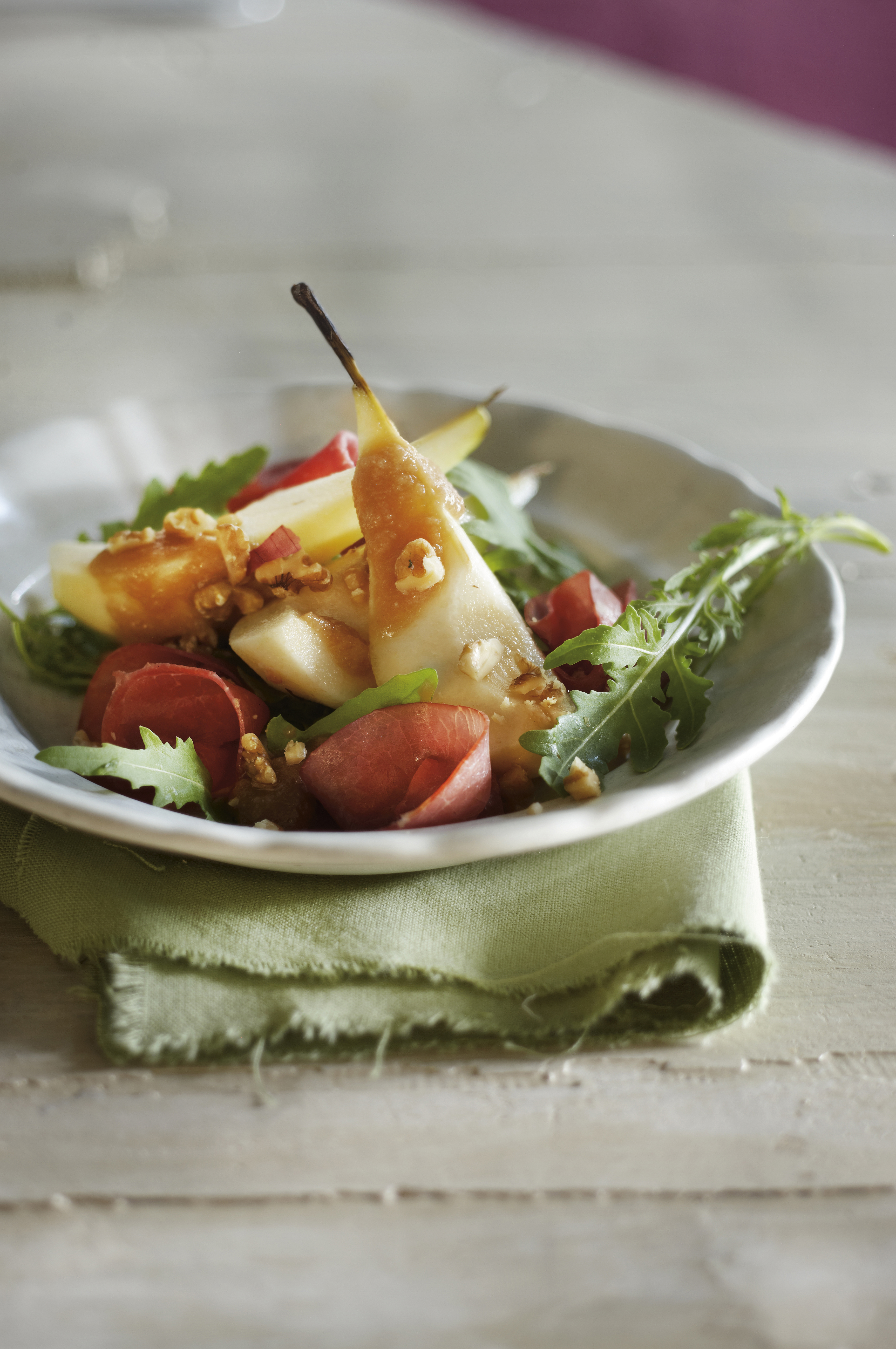 Peer op rookvlees met peren-notendressing