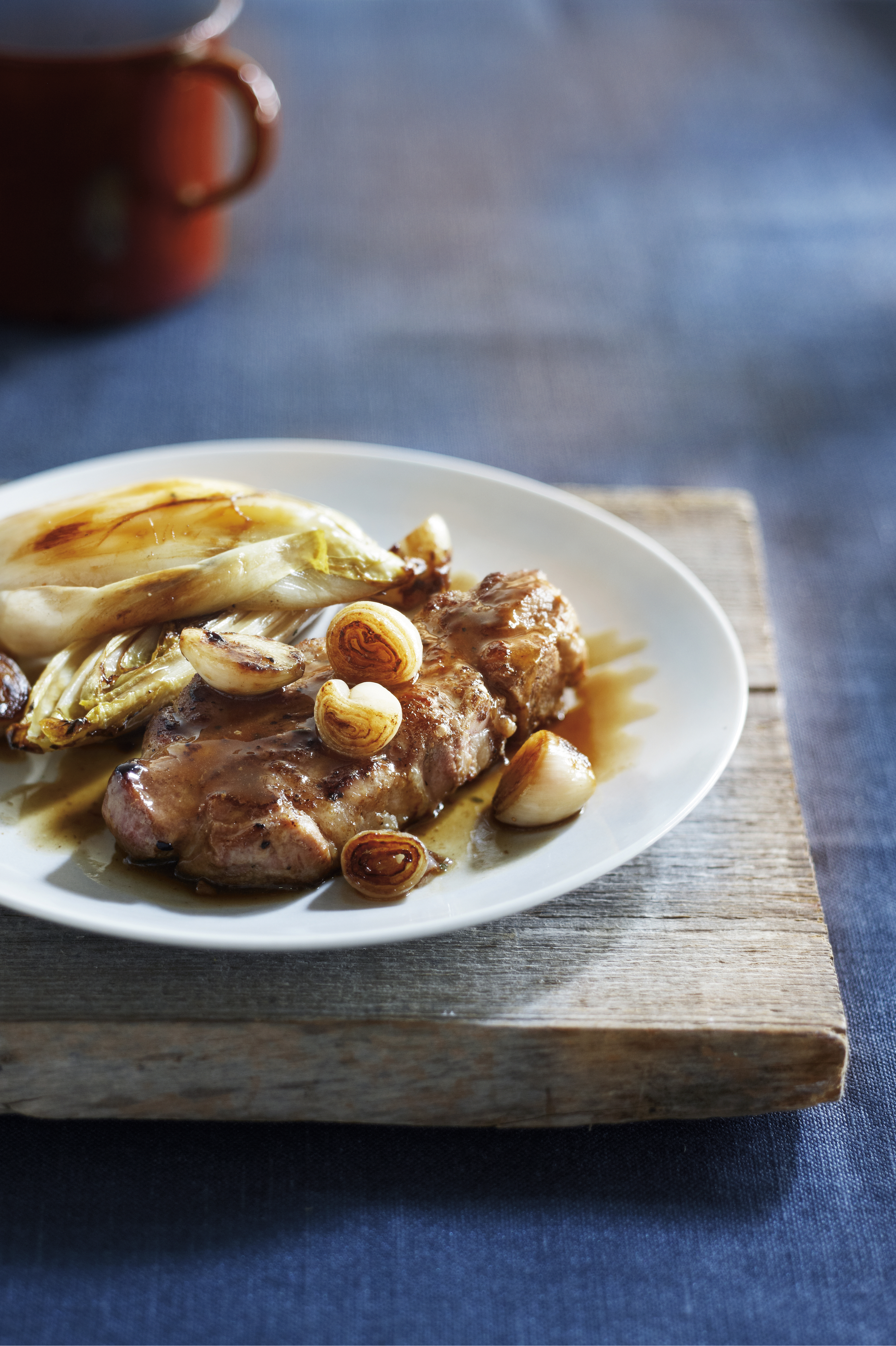 Schouderkarbonade met sjalotten en gebakken witlof