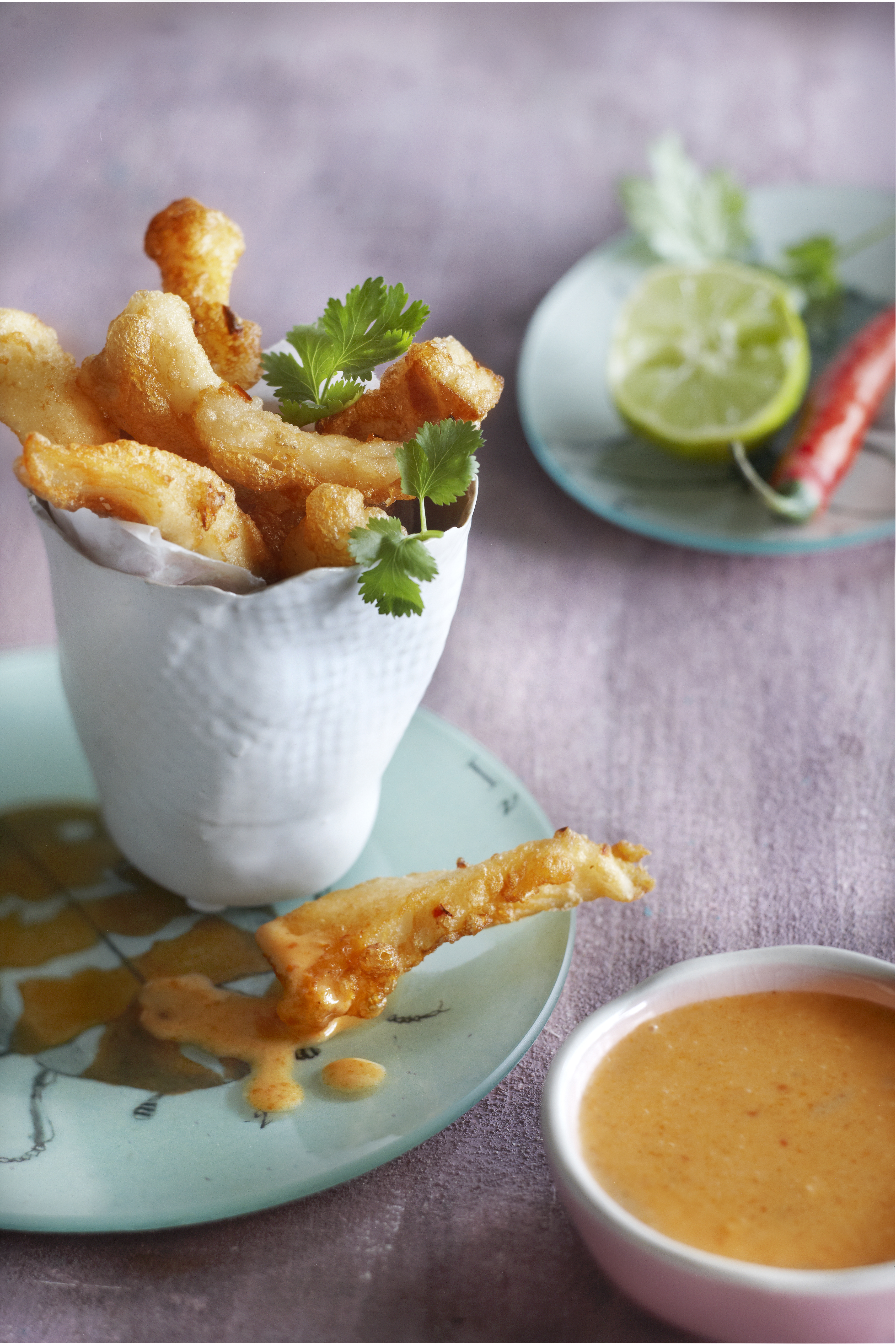 Visfritters met limoen en kokosdip